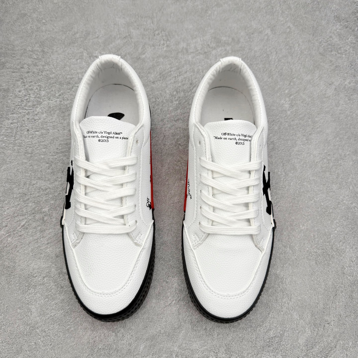 图片[2]-OFF-WHITE OW舒适百搭防滑耐磨低帮板鞋 Off-White由才华横溢的Virgil Abloh于2013年创立。这位美国设计师既是建筑系硕士生，也是一名DJ，更是著名的Kanye West的创意总监。他以都市奢华风格惊艳了众人，并且“以典雅方法演绎当代风尚”，设计出一件又一件备受追捧的作品。Off-White别具特色的卫衣、腰带、夹克、T恤等单品俨然已成为了时尚的代名词。前卫潮流的设计、充满趣味的细节以及别出心裁的剪裁使Off-White传达出浓厚的时尚气质，是打造摩登造型不容忽视的品牌。实拍调校N版已经零色差零失真 百分百还原实物色彩所见即所得 不存在货不对板色差等低级问题 选购参考实物拍摄 不混卖不参货 只用心做好货严格选品 承诺混一赔十 尺码：36 36.5 37.5 38 38.5 39 40 40.5 41 42 42.5 43 44 44.5 45 46 47-选品中心