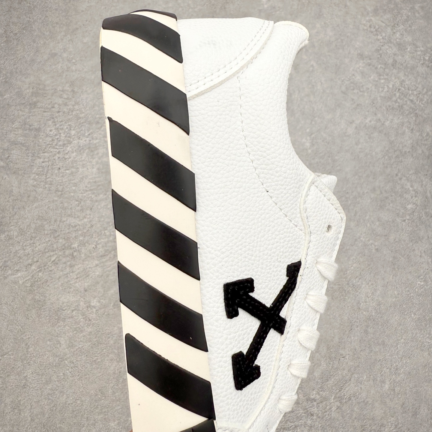 图片[6]-OFF-WHITE OW舒适百搭防滑耐磨低帮板鞋 Off-White由才华横溢的Virgil Abloh于2013年创立。这位美国设计师既是建筑系硕士生，也是一名DJ，更是著名的Kanye West的创意总监。他以都市奢华风格惊艳了众人，并且“以典雅方法演绎当代风尚”，设计出一件又一件备受追捧的作品。Off-White别具特色的卫衣、腰带、夹克、T恤等单品俨然已成为了时尚的代名词。前卫潮流的设计、充满趣味的细节以及别出心裁的剪裁使Off-White传达出浓厚的时尚气质，是打造摩登造型不容忽视的品牌。实拍调校N版已经零色差零失真 百分百还原实物色彩所见即所得 不存在货不对板色差等低级问题 选购参考实物拍摄 不混卖不参货 只用心做好货严格选品 承诺混一赔十 尺码：36 36.5 37.5 38 38.5 39 40 40.5 41 42 42.5 43 44 44.5 45 46 47-选品中心