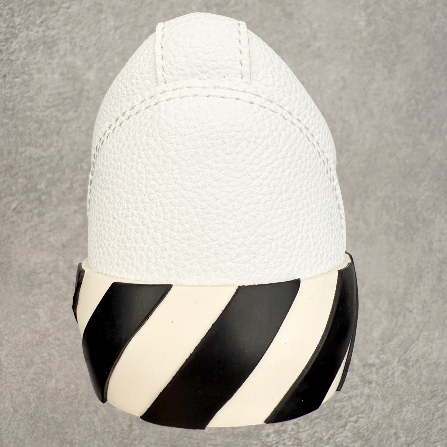 图片[8]-OFF-WHITE OW舒适百搭防滑耐磨低帮板鞋 Off-White由才华横溢的Virgil Abloh于2013年创立。这位美国设计师既是建筑系硕士生，也是一名DJ，更是著名的Kanye West的创意总监。他以都市奢华风格惊艳了众人，并且“以典雅方法演绎当代风尚”，设计出一件又一件备受追捧的作品。Off-White别具特色的卫衣、腰带、夹克、T恤等单品俨然已成为了时尚的代名词。前卫潮流的设计、充满趣味的细节以及别出心裁的剪裁使Off-White传达出浓厚的时尚气质，是打造摩登造型不容忽视的品牌。实拍调校N版已经零色差零失真 百分百还原实物色彩所见即所得 不存在货不对板色差等低级问题 选购参考实物拍摄 不混卖不参货 只用心做好货严格选品 承诺混一赔十 尺码：36 36.5 37.5 38 38.5 39 40 40.5 41 42 42.5 43 44 44.5 45 46 47-选品中心