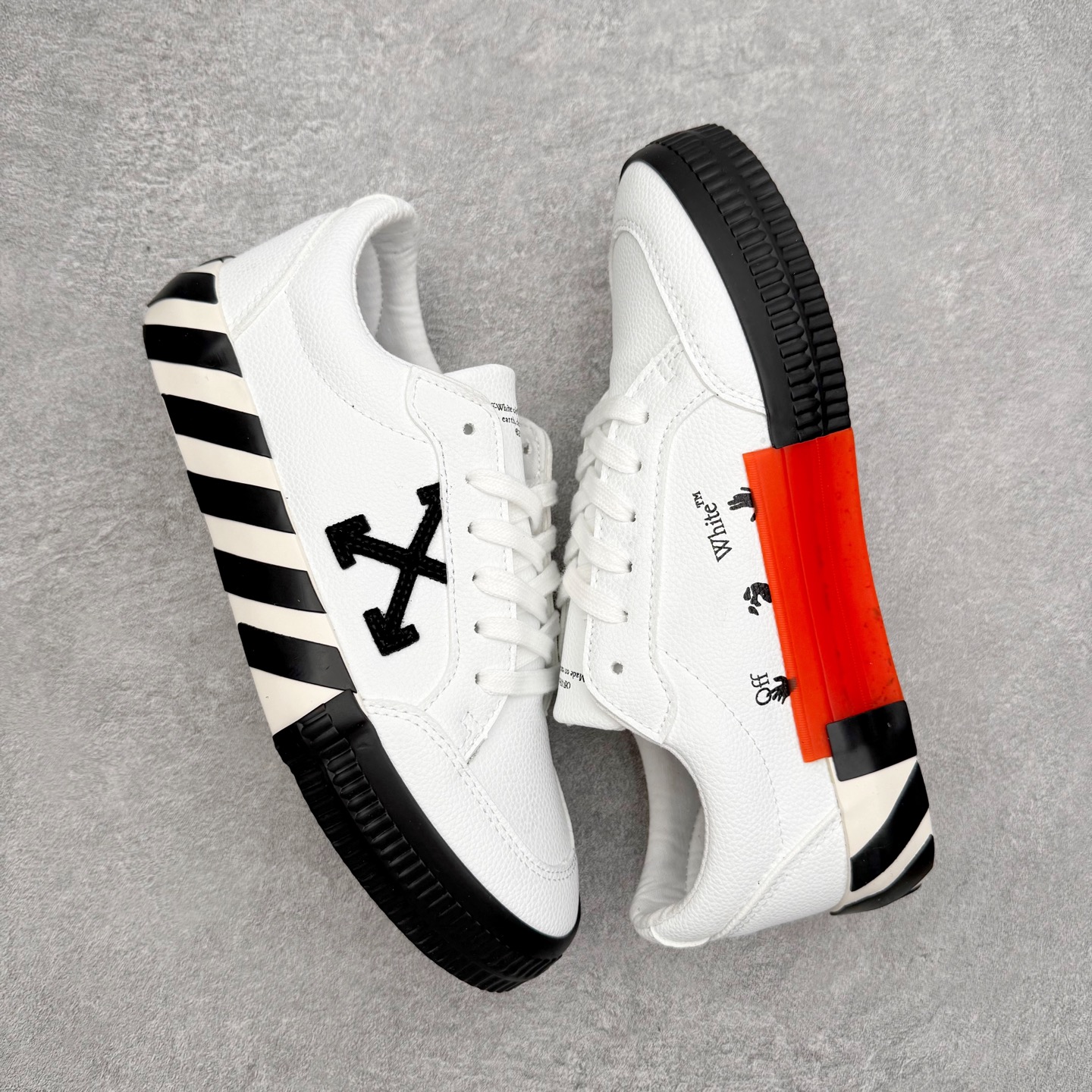 图片[3]-OFF-WHITE OW舒适百搭防滑耐磨低帮板鞋 Off-White由才华横溢的Virgil Abloh于2013年创立。这位美国设计师既是建筑系硕士生，也是一名DJ，更是著名的Kanye West的创意总监。他以都市奢华风格惊艳了众人，并且“以典雅方法演绎当代风尚”，设计出一件又一件备受追捧的作品。Off-White别具特色的卫衣、腰带、夹克、T恤等单品俨然已成为了时尚的代名词。前卫潮流的设计、充满趣味的细节以及别出心裁的剪裁使Off-White传达出浓厚的时尚气质，是打造摩登造型不容忽视的品牌。实拍调校N版已经零色差零失真 百分百还原实物色彩所见即所得 不存在货不对板色差等低级问题 选购参考实物拍摄 不混卖不参货 只用心做好货严格选品 承诺混一赔十 尺码：36 36.5 37.5 38 38.5 39 40 40.5 41 42 42.5 43 44 44.5 45 46 47-选品中心