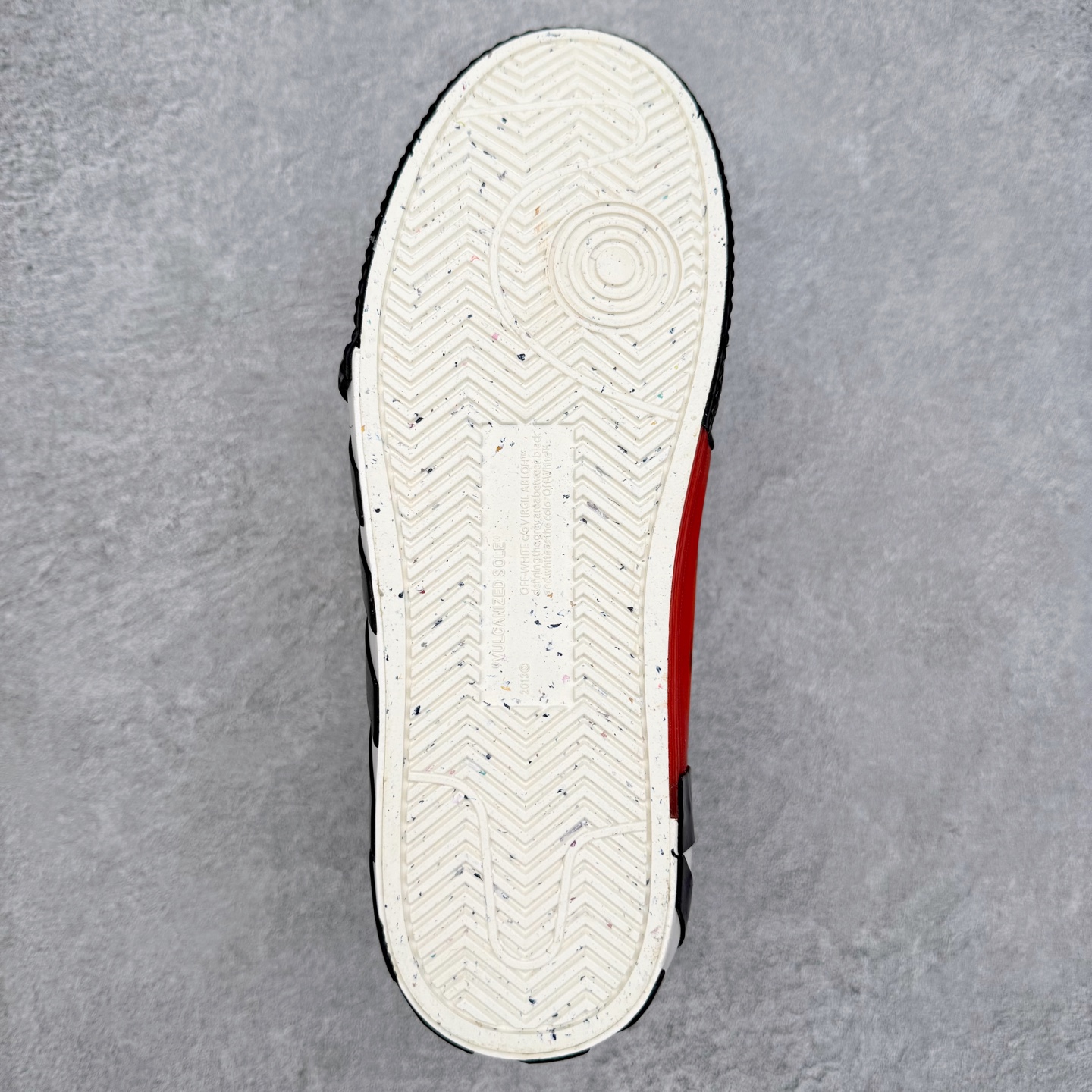 图片[9]-OFF-WHITE OW舒适百搭防滑耐磨低帮板鞋 Off-White由才华横溢的Virgil Abloh于2013年创立。这位美国设计师既是建筑系硕士生，也是一名DJ，更是著名的Kanye West的创意总监。他以都市奢华风格惊艳了众人，并且“以典雅方法演绎当代风尚”，设计出一件又一件备受追捧的作品。Off-White别具特色的卫衣、腰带、夹克、T恤等单品俨然已成为了时尚的代名词。前卫潮流的设计、充满趣味的细节以及别出心裁的剪裁使Off-White传达出浓厚的时尚气质，是打造摩登造型不容忽视的品牌。实拍调校N版已经零色差零失真 百分百还原实物色彩所见即所得 不存在货不对板色差等低级问题 选购参考实物拍摄 不混卖不参货 只用心做好货严格选品 承诺混一赔十 尺码：36 36.5 37.5 38 38.5 39 40 40.5 41 42 42.5 43 44 44.5 45 46 47-选品中心