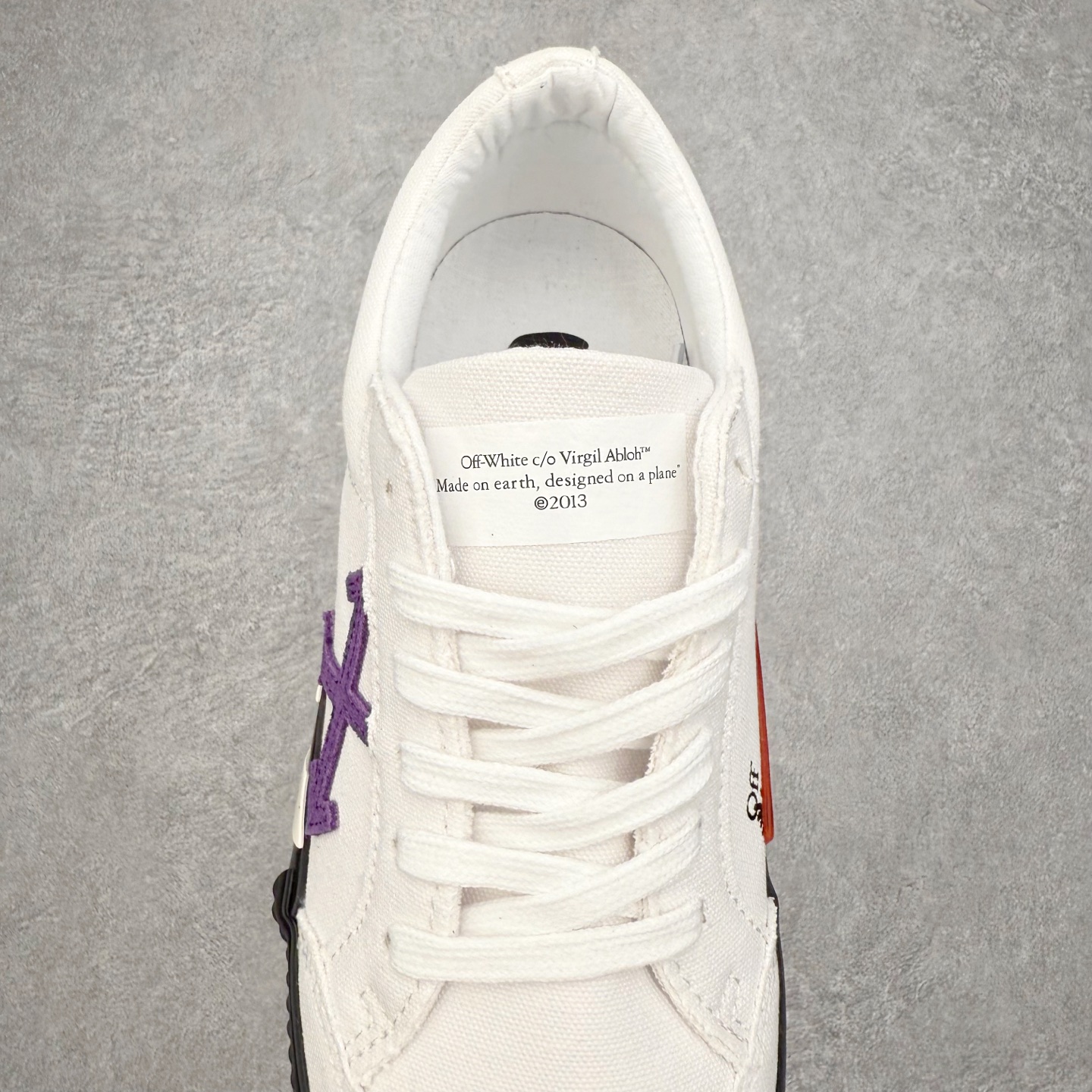 图片[5]-OFF-WHITE OW舒适百搭防滑耐磨低帮板鞋 Off-White由才华横溢的Virgil Abloh于2013年创立。这位美国设计师既是建筑系硕士生，也是一名DJ，更是著名的Kanye West的创意总监。他以都市奢华风格惊艳了众人，并且“以典雅方法演绎当代风尚”，设计出一件又一件备受追捧的作品。Off-White别具特色的卫衣、腰带、夹克、T恤等单品俨然已成为了时尚的代名词。前卫潮流的设计、充满趣味的细节以及别出心裁的剪裁使Off-White传达出浓厚的时尚气质，是打造摩登造型不容忽视的品牌。实拍调校N版已经零色差零失真 百分百还原实物色彩所见即所得 不存在货不对板色差等低级问题 选购参考实物拍摄 不混卖不参货 只用心做好货严格选品 承诺混一赔十 尺码：36 36.5 37.5 38 38.5 39 40 40.5 41 42 42.5 43 44 44.5 45 46 47-选品中心