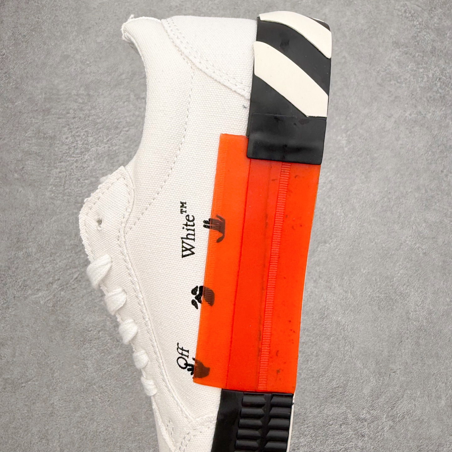 图片[7]-OFF-WHITE OW舒适百搭防滑耐磨低帮板鞋 Off-White由才华横溢的Virgil Abloh于2013年创立。这位美国设计师既是建筑系硕士生，也是一名DJ，更是著名的Kanye West的创意总监。他以都市奢华风格惊艳了众人，并且“以典雅方法演绎当代风尚”，设计出一件又一件备受追捧的作品。Off-White别具特色的卫衣、腰带、夹克、T恤等单品俨然已成为了时尚的代名词。前卫潮流的设计、充满趣味的细节以及别出心裁的剪裁使Off-White传达出浓厚的时尚气质，是打造摩登造型不容忽视的品牌。实拍调校N版已经零色差零失真 百分百还原实物色彩所见即所得 不存在货不对板色差等低级问题 选购参考实物拍摄 不混卖不参货 只用心做好货严格选品 承诺混一赔十 尺码：36 36.5 37.5 38 38.5 39 40 40.5 41 42 42.5 43 44 44.5 45 46 47-选品中心