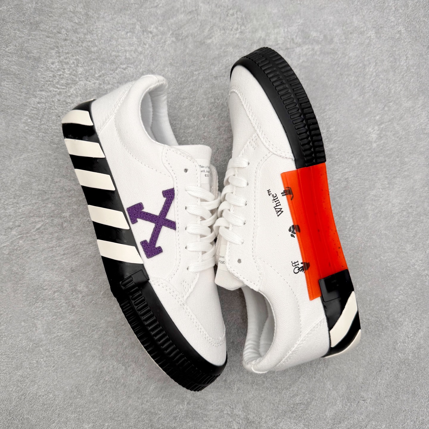 图片[3]-OFF-WHITE OW舒适百搭防滑耐磨低帮板鞋 Off-White由才华横溢的Virgil Abloh于2013年创立。这位美国设计师既是建筑系硕士生，也是一名DJ，更是著名的Kanye West的创意总监。他以都市奢华风格惊艳了众人，并且“以典雅方法演绎当代风尚”，设计出一件又一件备受追捧的作品。Off-White别具特色的卫衣、腰带、夹克、T恤等单品俨然已成为了时尚的代名词。前卫潮流的设计、充满趣味的细节以及别出心裁的剪裁使Off-White传达出浓厚的时尚气质，是打造摩登造型不容忽视的品牌。实拍调校N版已经零色差零失真 百分百还原实物色彩所见即所得 不存在货不对板色差等低级问题 选购参考实物拍摄 不混卖不参货 只用心做好货严格选品 承诺混一赔十 尺码：36 36.5 37.5 38 38.5 39 40 40.5 41 42 42.5 43 44 44.5 45 46 47-选品中心