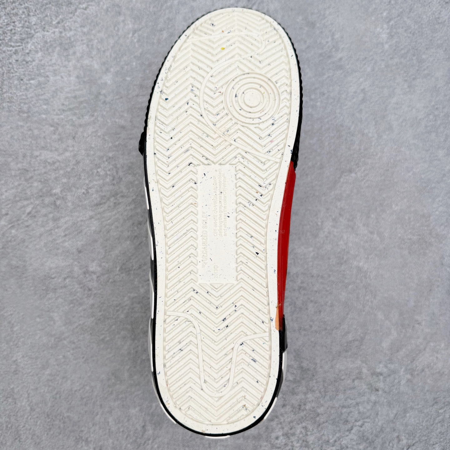 图片[9]-OFF-WHITE OW舒适百搭防滑耐磨低帮板鞋 Off-White由才华横溢的Virgil Abloh于2013年创立。这位美国设计师既是建筑系硕士生，也是一名DJ，更是著名的Kanye West的创意总监。他以都市奢华风格惊艳了众人，并且“以典雅方法演绎当代风尚”，设计出一件又一件备受追捧的作品。Off-White别具特色的卫衣、腰带、夹克、T恤等单品俨然已成为了时尚的代名词。前卫潮流的设计、充满趣味的细节以及别出心裁的剪裁使Off-White传达出浓厚的时尚气质，是打造摩登造型不容忽视的品牌。实拍调校N版已经零色差零失真 百分百还原实物色彩所见即所得 不存在货不对板色差等低级问题 选购参考实物拍摄 不混卖不参货 只用心做好货严格选品 承诺混一赔十 尺码：36 36.5 37.5 38 38.5 39 40 40.5 41 42 42.5 43 44 44.5 45 46 47-选品中心