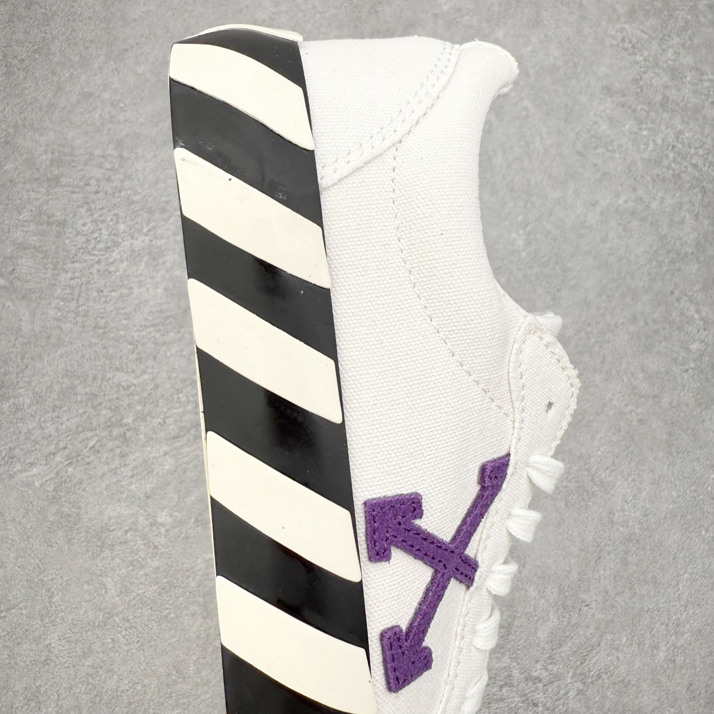 图片[6]-OFF-WHITE OW舒适百搭防滑耐磨低帮板鞋 Off-White由才华横溢的Virgil Abloh于2013年创立。这位美国设计师既是建筑系硕士生，也是一名DJ，更是著名的Kanye West的创意总监。他以都市奢华风格惊艳了众人，并且“以典雅方法演绎当代风尚”，设计出一件又一件备受追捧的作品。Off-White别具特色的卫衣、腰带、夹克、T恤等单品俨然已成为了时尚的代名词。前卫潮流的设计、充满趣味的细节以及别出心裁的剪裁使Off-White传达出浓厚的时尚气质，是打造摩登造型不容忽视的品牌。实拍调校N版已经零色差零失真 百分百还原实物色彩所见即所得 不存在货不对板色差等低级问题 选购参考实物拍摄 不混卖不参货 只用心做好货严格选品 承诺混一赔十 尺码：36 36.5 37.5 38 38.5 39 40 40.5 41 42 42.5 43 44 44.5 45 46 47-选品中心