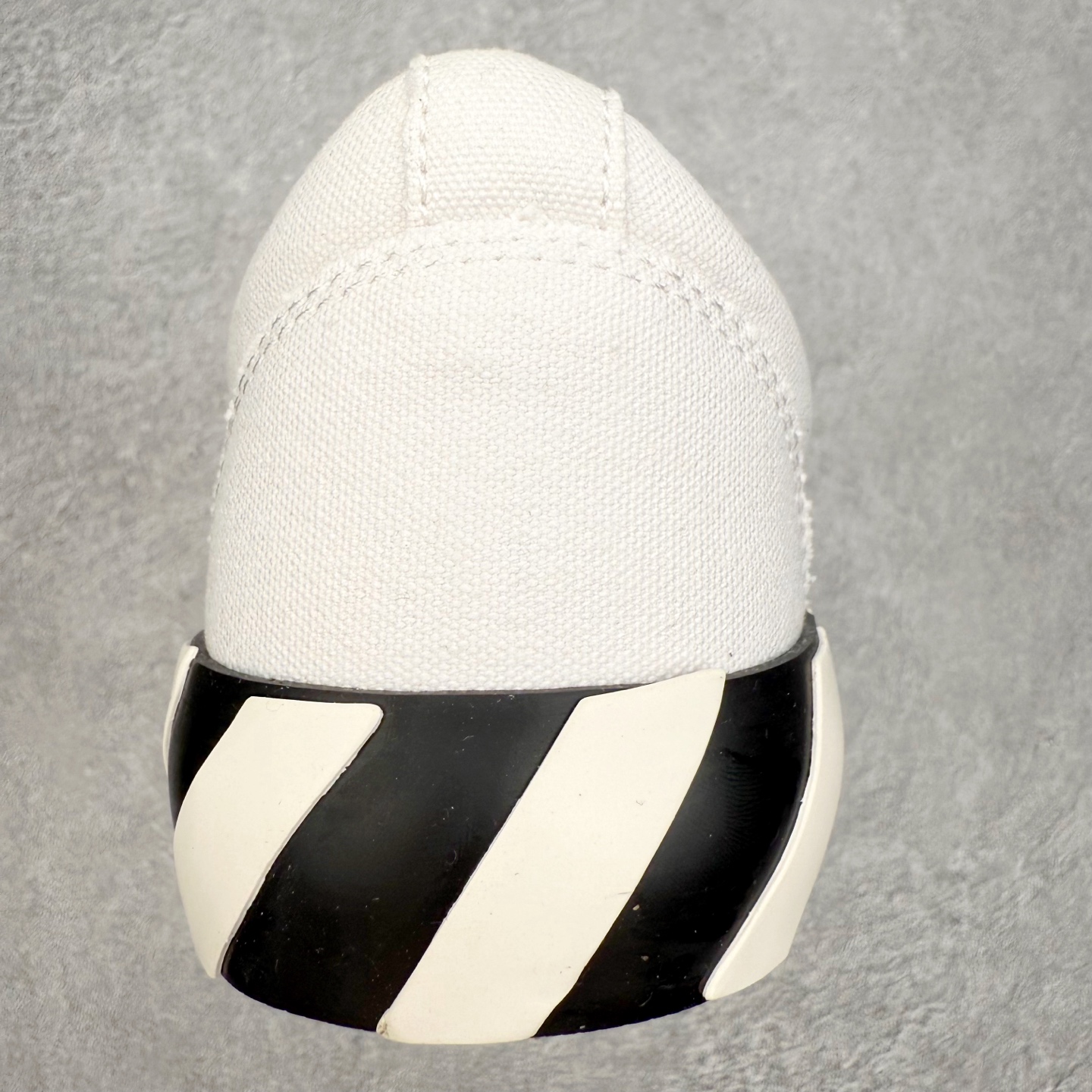 图片[8]-OFF-WHITE OW舒适百搭防滑耐磨低帮板鞋 Off-White由才华横溢的Virgil Abloh于2013年创立。这位美国设计师既是建筑系硕士生，也是一名DJ，更是著名的Kanye West的创意总监。他以都市奢华风格惊艳了众人，并且“以典雅方法演绎当代风尚”，设计出一件又一件备受追捧的作品。Off-White别具特色的卫衣、腰带、夹克、T恤等单品俨然已成为了时尚的代名词。前卫潮流的设计、充满趣味的细节以及别出心裁的剪裁使Off-White传达出浓厚的时尚气质，是打造摩登造型不容忽视的品牌。实拍调校N版已经零色差零失真 百分百还原实物色彩所见即所得 不存在货不对板色差等低级问题 选购参考实物拍摄 不混卖不参货 只用心做好货严格选品 承诺混一赔十 尺码：36 36.5 37.5 38 38.5 39 40 40.5 41 42 42.5 43 44 44.5 45 46 47-选品中心