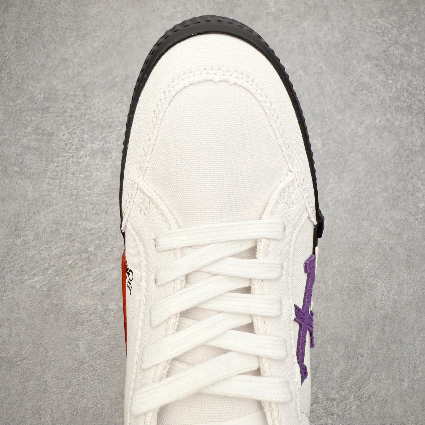 图片[4]-OFF-WHITE OW舒适百搭防滑耐磨低帮板鞋 Off-White由才华横溢的Virgil Abloh于2013年创立。这位美国设计师既是建筑系硕士生，也是一名DJ，更是著名的Kanye West的创意总监。他以都市奢华风格惊艳了众人，并且“以典雅方法演绎当代风尚”，设计出一件又一件备受追捧的作品。Off-White别具特色的卫衣、腰带、夹克、T恤等单品俨然已成为了时尚的代名词。前卫潮流的设计、充满趣味的细节以及别出心裁的剪裁使Off-White传达出浓厚的时尚气质，是打造摩登造型不容忽视的品牌。实拍调校N版已经零色差零失真 百分百还原实物色彩所见即所得 不存在货不对板色差等低级问题 选购参考实物拍摄 不混卖不参货 只用心做好货严格选品 承诺混一赔十 尺码：36 36.5 37.5 38 38.5 39 40 40.5 41 42 42.5 43 44 44.5 45 46 47-选品中心