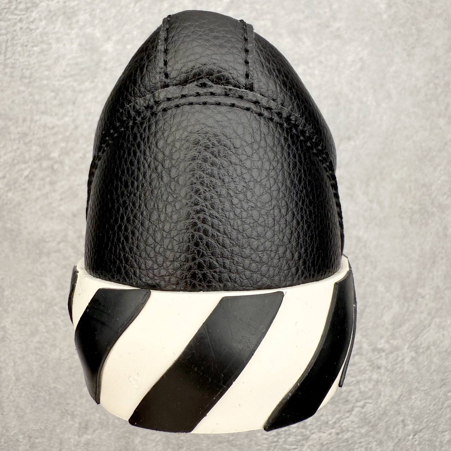 图片[8]-OFF-WHITE OW舒适百搭防滑耐磨低帮板鞋 Off-White由才华横溢的Virgil Abloh于2013年创立。这位美国设计师既是建筑系硕士生，也是一名DJ，更是著名的Kanye West的创意总监。他以都市奢华风格惊艳了众人，并且“以典雅方法演绎当代风尚”，设计出一件又一件备受追捧的作品。Off-White别具特色的卫衣、腰带、夹克、T恤等单品俨然已成为了时尚的代名词。前卫潮流的设计、充满趣味的细节以及别出心裁的剪裁使Off-White传达出浓厚的时尚气质，是打造摩登造型不容忽视的品牌。实拍调校N版已经零色差零失真 百分百还原实物色彩所见即所得 不存在货不对板色差等低级问题 选购参考实物拍摄 不混卖不参货 只用心做好货严格选品 承诺混一赔十 尺码：36 36.5 37.5 38 38.5 39 40 40.5 41 42 42.5 43 44 44.5 45 46 47-选品中心