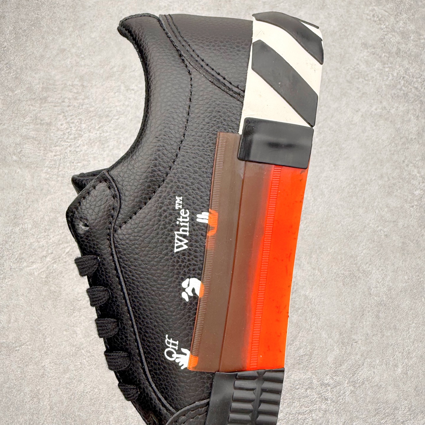 图片[7]-OFF-WHITE OW舒适百搭防滑耐磨低帮板鞋 Off-White由才华横溢的Virgil Abloh于2013年创立。这位美国设计师既是建筑系硕士生，也是一名DJ，更是著名的Kanye West的创意总监。他以都市奢华风格惊艳了众人，并且“以典雅方法演绎当代风尚”，设计出一件又一件备受追捧的作品。Off-White别具特色的卫衣、腰带、夹克、T恤等单品俨然已成为了时尚的代名词。前卫潮流的设计、充满趣味的细节以及别出心裁的剪裁使Off-White传达出浓厚的时尚气质，是打造摩登造型不容忽视的品牌。实拍调校N版已经零色差零失真 百分百还原实物色彩所见即所得 不存在货不对板色差等低级问题 选购参考实物拍摄 不混卖不参货 只用心做好货严格选品 承诺混一赔十 尺码：36 36.5 37.5 38 38.5 39 40 40.5 41 42 42.5 43 44 44.5 45 46 47-选品中心