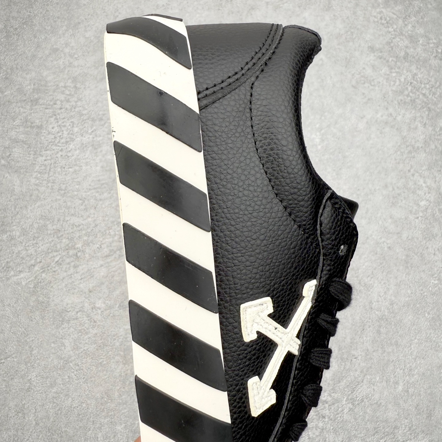 图片[6]-OFF-WHITE OW舒适百搭防滑耐磨低帮板鞋 Off-White由才华横溢的Virgil Abloh于2013年创立。这位美国设计师既是建筑系硕士生，也是一名DJ，更是著名的Kanye West的创意总监。他以都市奢华风格惊艳了众人，并且“以典雅方法演绎当代风尚”，设计出一件又一件备受追捧的作品。Off-White别具特色的卫衣、腰带、夹克、T恤等单品俨然已成为了时尚的代名词。前卫潮流的设计、充满趣味的细节以及别出心裁的剪裁使Off-White传达出浓厚的时尚气质，是打造摩登造型不容忽视的品牌。实拍调校N版已经零色差零失真 百分百还原实物色彩所见即所得 不存在货不对板色差等低级问题 选购参考实物拍摄 不混卖不参货 只用心做好货严格选品 承诺混一赔十 尺码：36 36.5 37.5 38 38.5 39 40 40.5 41 42 42.5 43 44 44.5 45 46 47-选品中心