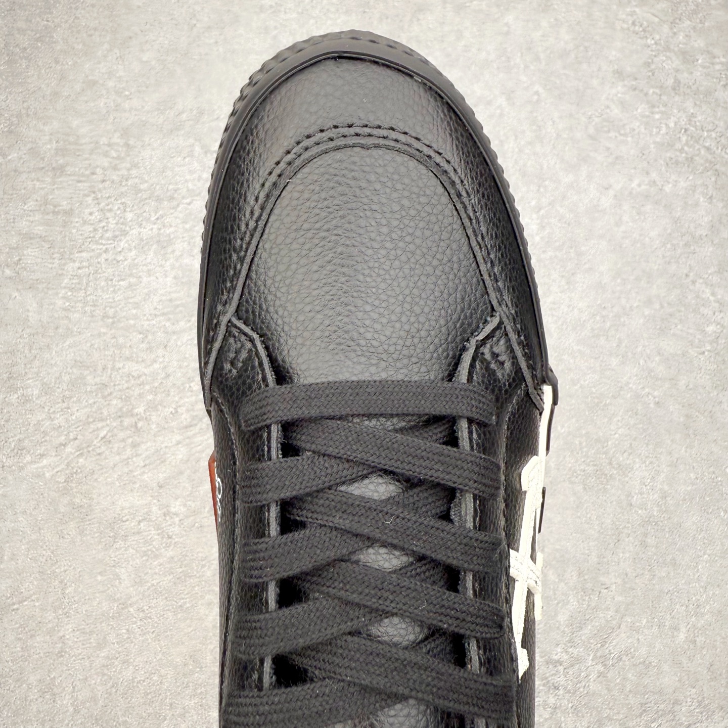 图片[4]-OFF-WHITE OW舒适百搭防滑耐磨低帮板鞋 Off-White由才华横溢的Virgil Abloh于2013年创立。这位美国设计师既是建筑系硕士生，也是一名DJ，更是著名的Kanye West的创意总监。他以都市奢华风格惊艳了众人，并且“以典雅方法演绎当代风尚”，设计出一件又一件备受追捧的作品。Off-White别具特色的卫衣、腰带、夹克、T恤等单品俨然已成为了时尚的代名词。前卫潮流的设计、充满趣味的细节以及别出心裁的剪裁使Off-White传达出浓厚的时尚气质，是打造摩登造型不容忽视的品牌。实拍调校N版已经零色差零失真 百分百还原实物色彩所见即所得 不存在货不对板色差等低级问题 选购参考实物拍摄 不混卖不参货 只用心做好货严格选品 承诺混一赔十 尺码：36 36.5 37.5 38 38.5 39 40 40.5 41 42 42.5 43 44 44.5 45 46 47-选品中心