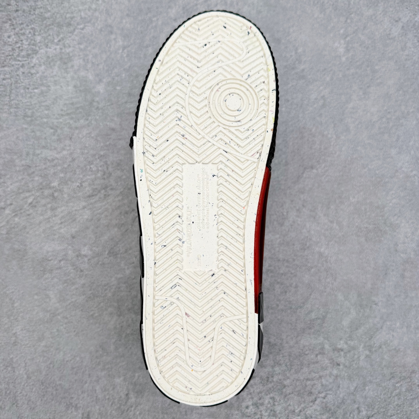 图片[9]-OFF-WHITE OW舒适百搭防滑耐磨低帮板鞋 Off-White由才华横溢的Virgil Abloh于2013年创立。这位美国设计师既是建筑系硕士生，也是一名DJ，更是著名的Kanye West的创意总监。他以都市奢华风格惊艳了众人，并且“以典雅方法演绎当代风尚”，设计出一件又一件备受追捧的作品。Off-White别具特色的卫衣、腰带、夹克、T恤等单品俨然已成为了时尚的代名词。前卫潮流的设计、充满趣味的细节以及别出心裁的剪裁使Off-White传达出浓厚的时尚气质，是打造摩登造型不容忽视的品牌。实拍调校N版已经零色差零失真 百分百还原实物色彩所见即所得 不存在货不对板色差等低级问题 选购参考实物拍摄 不混卖不参货 只用心做好货严格选品 承诺混一赔十 尺码：36 36.5 37.5 38 38.5 39 40 40.5 41 42 42.5 43 44 44.5 45 46 47-选品中心