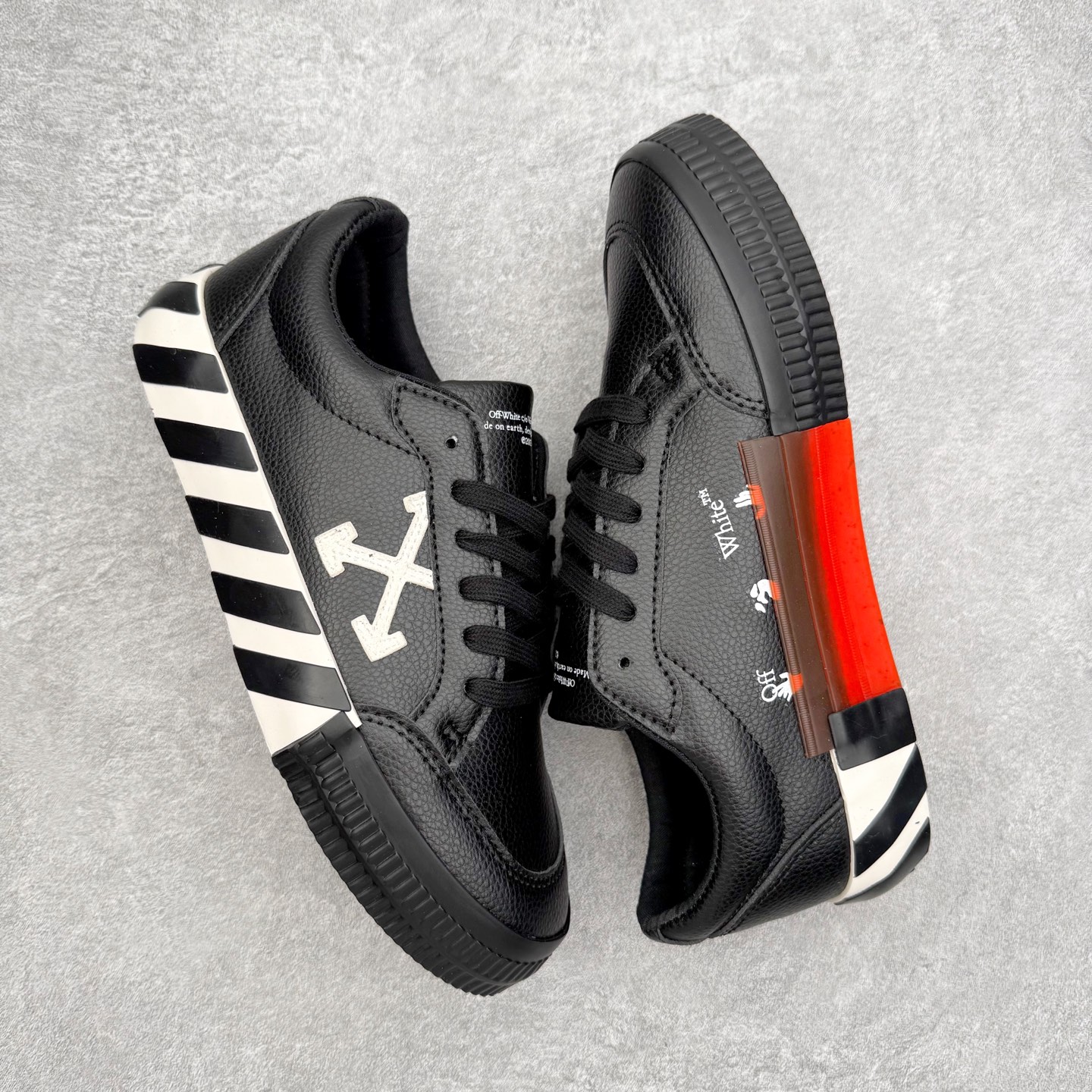 图片[3]-OFF-WHITE OW舒适百搭防滑耐磨低帮板鞋 Off-White由才华横溢的Virgil Abloh于2013年创立。这位美国设计师既是建筑系硕士生，也是一名DJ，更是著名的Kanye West的创意总监。他以都市奢华风格惊艳了众人，并且“以典雅方法演绎当代风尚”，设计出一件又一件备受追捧的作品。Off-White别具特色的卫衣、腰带、夹克、T恤等单品俨然已成为了时尚的代名词。前卫潮流的设计、充满趣味的细节以及别出心裁的剪裁使Off-White传达出浓厚的时尚气质，是打造摩登造型不容忽视的品牌。实拍调校N版已经零色差零失真 百分百还原实物色彩所见即所得 不存在货不对板色差等低级问题 选购参考实物拍摄 不混卖不参货 只用心做好货严格选品 承诺混一赔十 尺码：36 36.5 37.5 38 38.5 39 40 40.5 41 42 42.5 43 44 44.5 45 46 47-选品中心