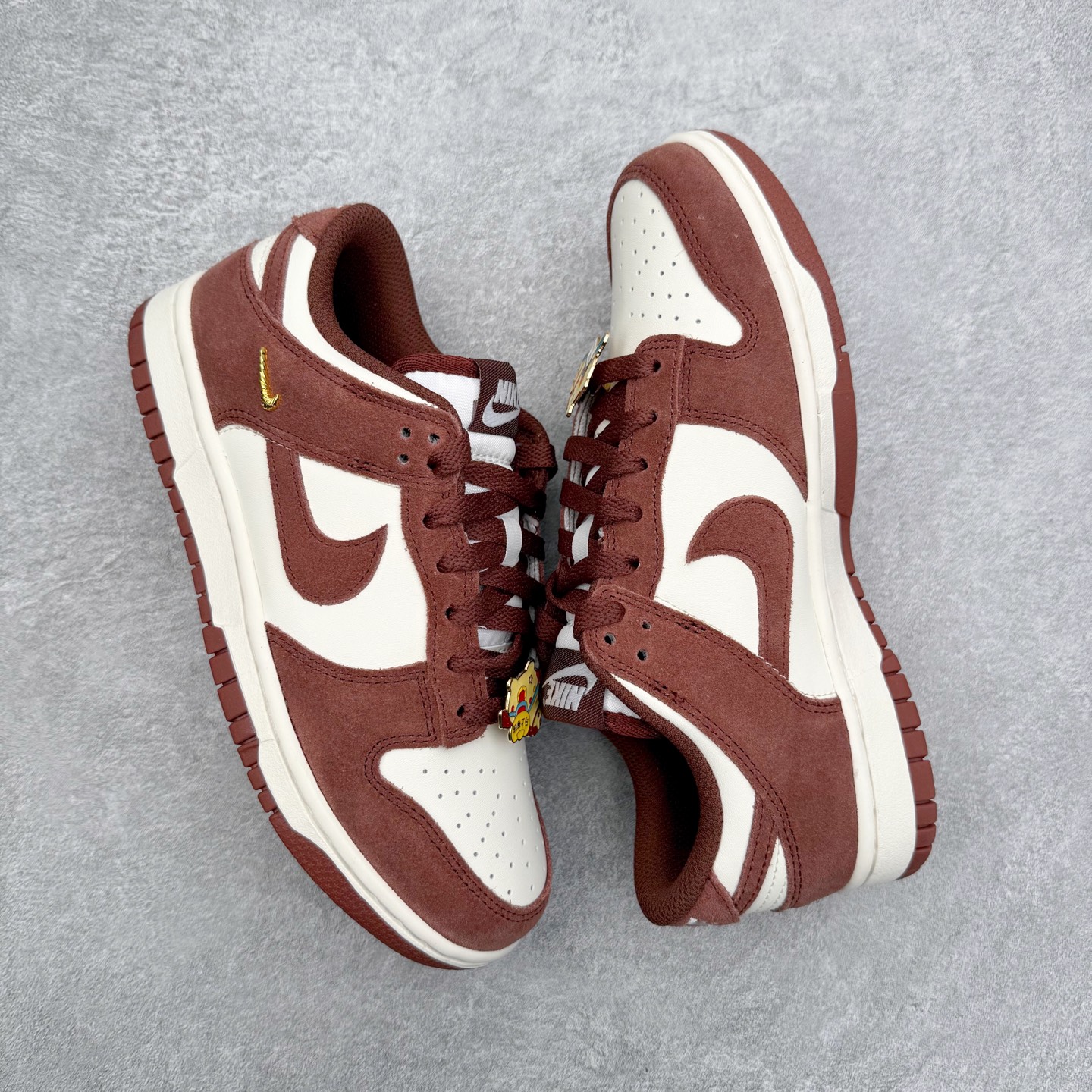 图片[3]-＃CS纯原 NK Dunk Low 红褐色 IB4417-104 实力大厂出品 新配色陆续开发 利润个位数只为口碑 全套原纸板楦头开发 确保原汁原味 完美呈现DUNK版型 一比一鞋头弧度高度鞋身弧度 此版本只针对中端市场 皮料材质有所更替 其他数据细节工艺流程均保持一致 绝不口嗨 细节品控鞋型随意对比 独家私模官方第六代原厂航空铝磨具打磨大底 鞋头坡度极致还原 无解鞋型 原盒原配 圈内天花板工艺 原厂玻璃冲刀 超高清洁度 全鞋零毛边皮料切割 原厂中底布点胶 中底布拉帮走线遵循公司 尺码：36 36.5 37.5 38 38.5 39 40 40.5 41 42 42.5 43 44 44.5 45 46-选品中心