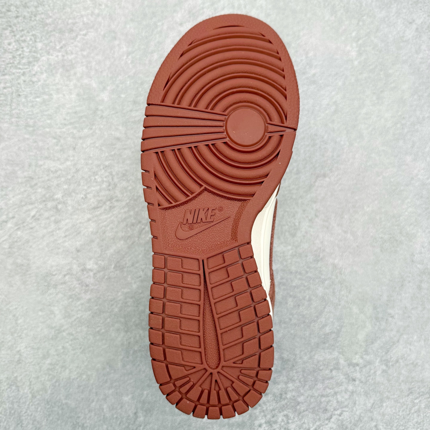 图片[9]-＃CS纯原 NK Dunk Low 红褐色 IB4417-104 实力大厂出品 新配色陆续开发 利润个位数只为口碑 全套原纸板楦头开发 确保原汁原味 完美呈现DUNK版型 一比一鞋头弧度高度鞋身弧度 此版本只针对中端市场 皮料材质有所更替 其他数据细节工艺流程均保持一致 绝不口嗨 细节品控鞋型随意对比 独家私模官方第六代原厂航空铝磨具打磨大底 鞋头坡度极致还原 无解鞋型 原盒原配 圈内天花板工艺 原厂玻璃冲刀 超高清洁度 全鞋零毛边皮料切割 原厂中底布点胶 中底布拉帮走线遵循公司 尺码：36 36.5 37.5 38 38.5 39 40 40.5 41 42 42.5 43 44 44.5 45 46-选品中心