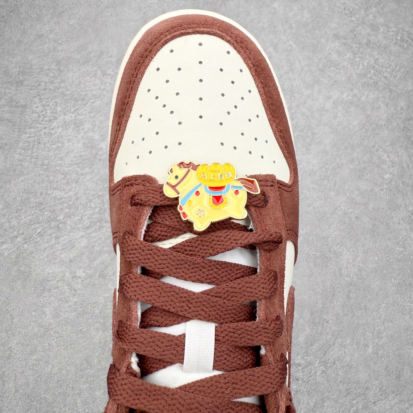 图片[4]-＃CS纯原 NK Dunk Low 红褐色 IB4417-104 实力大厂出品 新配色陆续开发 利润个位数只为口碑 全套原纸板楦头开发 确保原汁原味 完美呈现DUNK版型 一比一鞋头弧度高度鞋身弧度 此版本只针对中端市场 皮料材质有所更替 其他数据细节工艺流程均保持一致 绝不口嗨 细节品控鞋型随意对比 独家私模官方第六代原厂航空铝磨具打磨大底 鞋头坡度极致还原 无解鞋型 原盒原配 圈内天花板工艺 原厂玻璃冲刀 超高清洁度 全鞋零毛边皮料切割 原厂中底布点胶 中底布拉帮走线遵循公司 尺码：36 36.5 37.5 38 38.5 39 40 40.5 41 42 42.5 43 44 44.5 45 46-选品中心