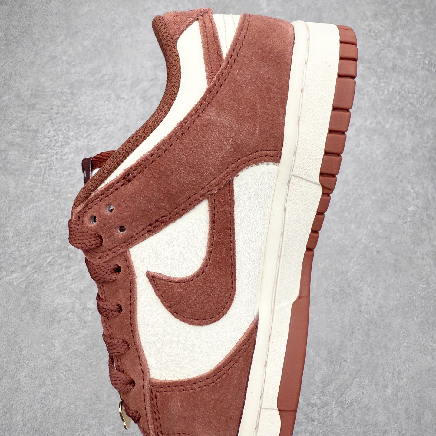 图片[7]-＃CS纯原 NK Dunk Low 红褐色 IB4417-104 实力大厂出品 新配色陆续开发 利润个位数只为口碑 全套原纸板楦头开发 确保原汁原味 完美呈现DUNK版型 一比一鞋头弧度高度鞋身弧度 此版本只针对中端市场 皮料材质有所更替 其他数据细节工艺流程均保持一致 绝不口嗨 细节品控鞋型随意对比 独家私模官方第六代原厂航空铝磨具打磨大底 鞋头坡度极致还原 无解鞋型 原盒原配 圈内天花板工艺 原厂玻璃冲刀 超高清洁度 全鞋零毛边皮料切割 原厂中底布点胶 中底布拉帮走线遵循公司 尺码：36 36.5 37.5 38 38.5 39 40 40.5 41 42 42.5 43 44 44.5 45 46-选品中心