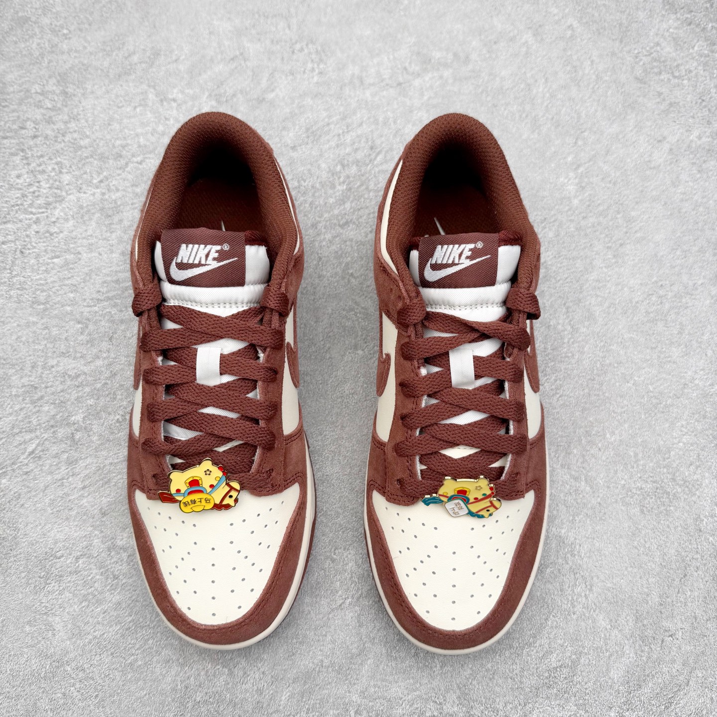 图片[2]-＃CS纯原 NK Dunk Low 红褐色 IB4417-104 实力大厂出品 新配色陆续开发 利润个位数只为口碑 全套原纸板楦头开发 确保原汁原味 完美呈现DUNK版型 一比一鞋头弧度高度鞋身弧度 此版本只针对中端市场 皮料材质有所更替 其他数据细节工艺流程均保持一致 绝不口嗨 细节品控鞋型随意对比 独家私模官方第六代原厂航空铝磨具打磨大底 鞋头坡度极致还原 无解鞋型 原盒原配 圈内天花板工艺 原厂玻璃冲刀 超高清洁度 全鞋零毛边皮料切割 原厂中底布点胶 中底布拉帮走线遵循公司 尺码：36 36.5 37.5 38 38.5 39 40 40.5 41 42 42.5 43 44 44.5 45 46-选品中心