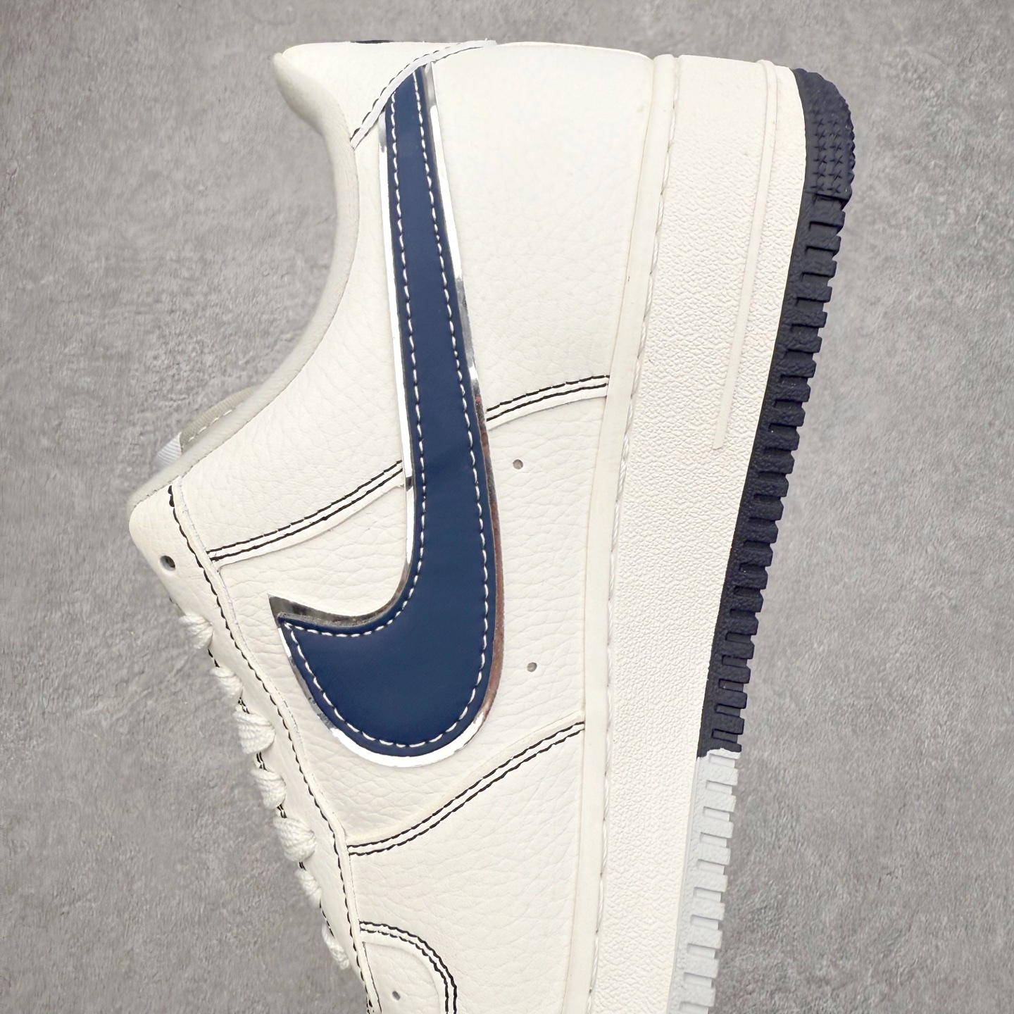 图片[7]-＃福利特价 NK Air Force 1´07 Low 空军一号低帮百搭休闲运动板鞋 柔软、弹性十足的缓震性能和出色的中底设计 横跨复古与现代的外型结合 造就出风靡全球 三十多年的Force 1 直到今天还深受青睐 尺码：36 36.5 37.5 38 38.5 39 40 40.5 41 42 42.5 43 44 44.5 45-选品中心