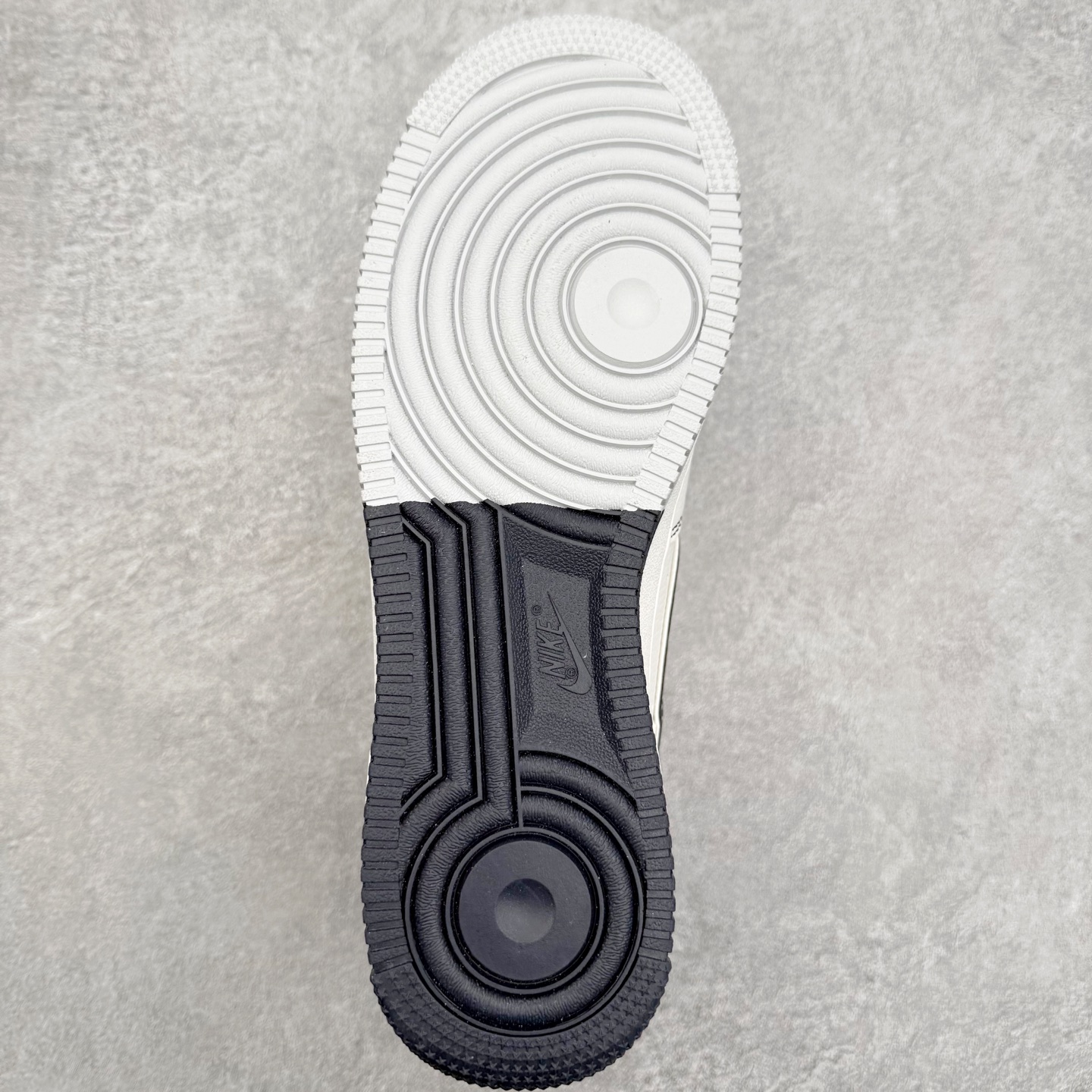 图片[9]-＃福利特价 NK Air Force 1´07 Low 空军一号低帮百搭休闲运动板鞋 柔软、弹性十足的缓震性能和出色的中底设计 横跨复古与现代的外型结合 造就出风靡全球 三十多年的Force 1 直到今天还深受青睐 尺码：36 36.5 37.5 38 38.5 39 40 40.5 41 42 42.5 43 44 44.5 45-选品中心