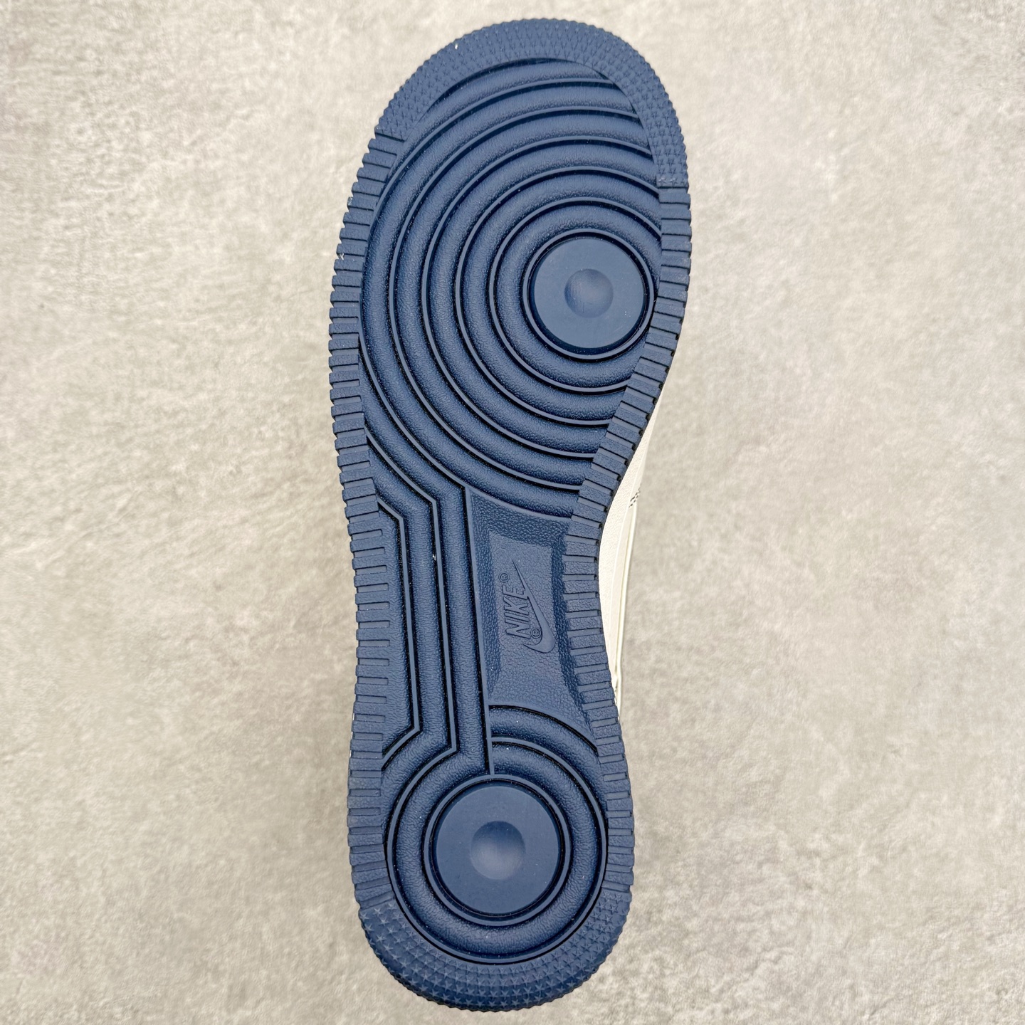 图片[9]-＃福利特价 NK Air Force 1´07 Low 空军一号低帮百搭休闲运动板鞋 柔软、弹性十足的缓震性能和出色的中底设计 横跨复古与现代的外型结合 造就出风靡全球 三十多年的Force 1 直到今天还深受青睐 尺码：36 36.5 37.5 38 38.5 39 40 40.5 41 42 42.5 43 44 44.5 45-选品中心