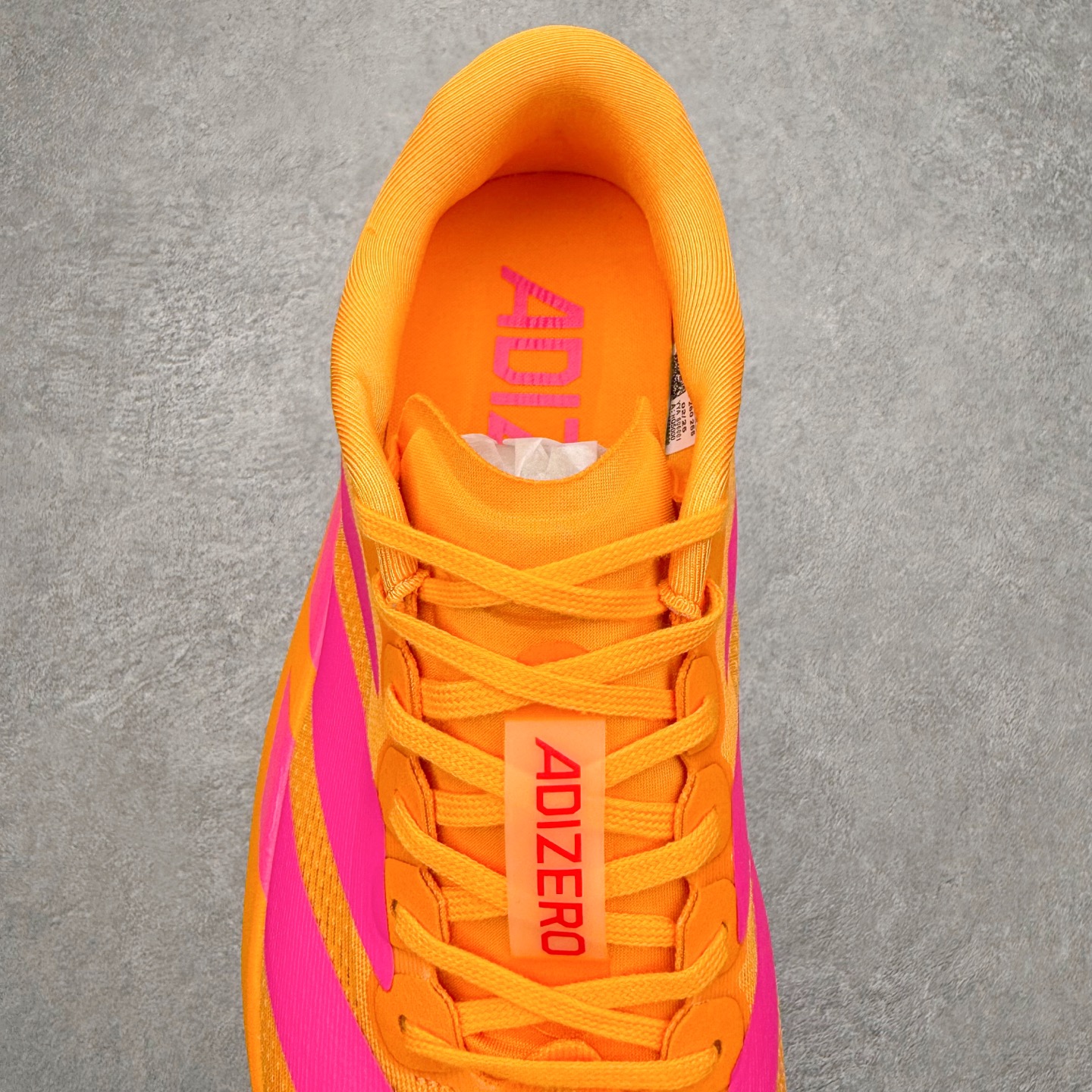 图片[5]-AD Adizero EVO SL 马拉松竞速专业跑鞋 CELERMESH针织网面非常轻薄 纤维间的缝隙很大 可以保证跑步时的透气、排汗效果 鞋舌直接与两侧的内衬和鞋底连接在一起 在跑步过程中不会被鞋舌的左右移动所困扰 在标准鞋带孔的基础上再拓宽一组鞋带孔 适合不同脚型的需求 突破性 EnergyRods 技术，有助于跑者实现更好的成绩 中底独特的LIGHTSTRIKE PRO泡棉材质 微弹感觉在跑步过程中给予了良好的支撑体验 对于顶级精英和高水平进阶跑者来说 ADIOS PRO是一双值得信赖的竞速比赛用鞋 尺码：36 36.5 37.5 38 38.5 39 40 40.5 41 42 42.5 43 44 44.5 45-选品中心