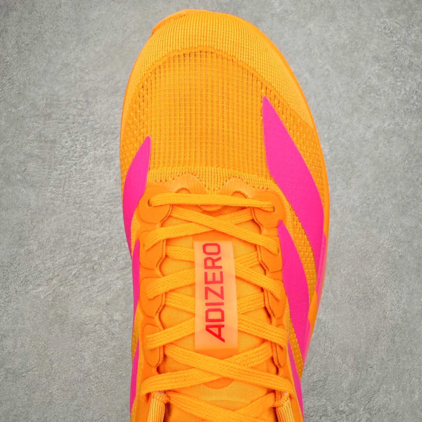 图片[4]-AD Adizero EVO SL 马拉松竞速专业跑鞋 CELERMESH针织网面非常轻薄 纤维间的缝隙很大 可以保证跑步时的透气、排汗效果 鞋舌直接与两侧的内衬和鞋底连接在一起 在跑步过程中不会被鞋舌的左右移动所困扰 在标准鞋带孔的基础上再拓宽一组鞋带孔 适合不同脚型的需求 突破性 EnergyRods 技术，有助于跑者实现更好的成绩 中底独特的LIGHTSTRIKE PRO泡棉材质 微弹感觉在跑步过程中给予了良好的支撑体验 对于顶级精英和高水平进阶跑者来说 ADIOS PRO是一双值得信赖的竞速比赛用鞋 尺码：36 36.5 37.5 38 38.5 39 40 40.5 41 42 42.5 43 44 44.5 45-选品中心