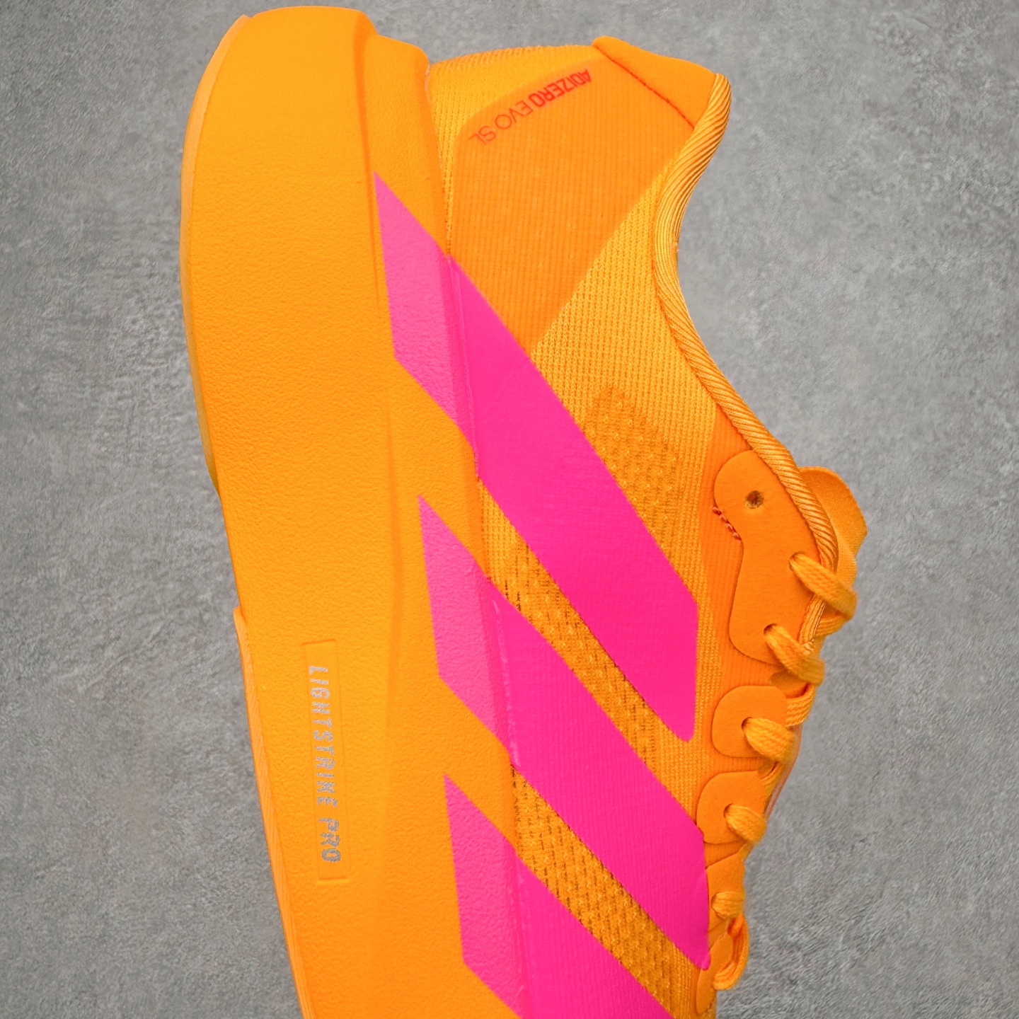 图片[6]-AD Adizero EVO SL 马拉松竞速专业跑鞋 CELERMESH针织网面非常轻薄 纤维间的缝隙很大 可以保证跑步时的透气、排汗效果 鞋舌直接与两侧的内衬和鞋底连接在一起 在跑步过程中不会被鞋舌的左右移动所困扰 在标准鞋带孔的基础上再拓宽一组鞋带孔 适合不同脚型的需求 突破性 EnergyRods 技术，有助于跑者实现更好的成绩 中底独特的LIGHTSTRIKE PRO泡棉材质 微弹感觉在跑步过程中给予了良好的支撑体验 对于顶级精英和高水平进阶跑者来说 ADIOS PRO是一双值得信赖的竞速比赛用鞋 尺码：36 36.5 37.5 38 38.5 39 40 40.5 41 42 42.5 43 44 44.5 45-选品中心