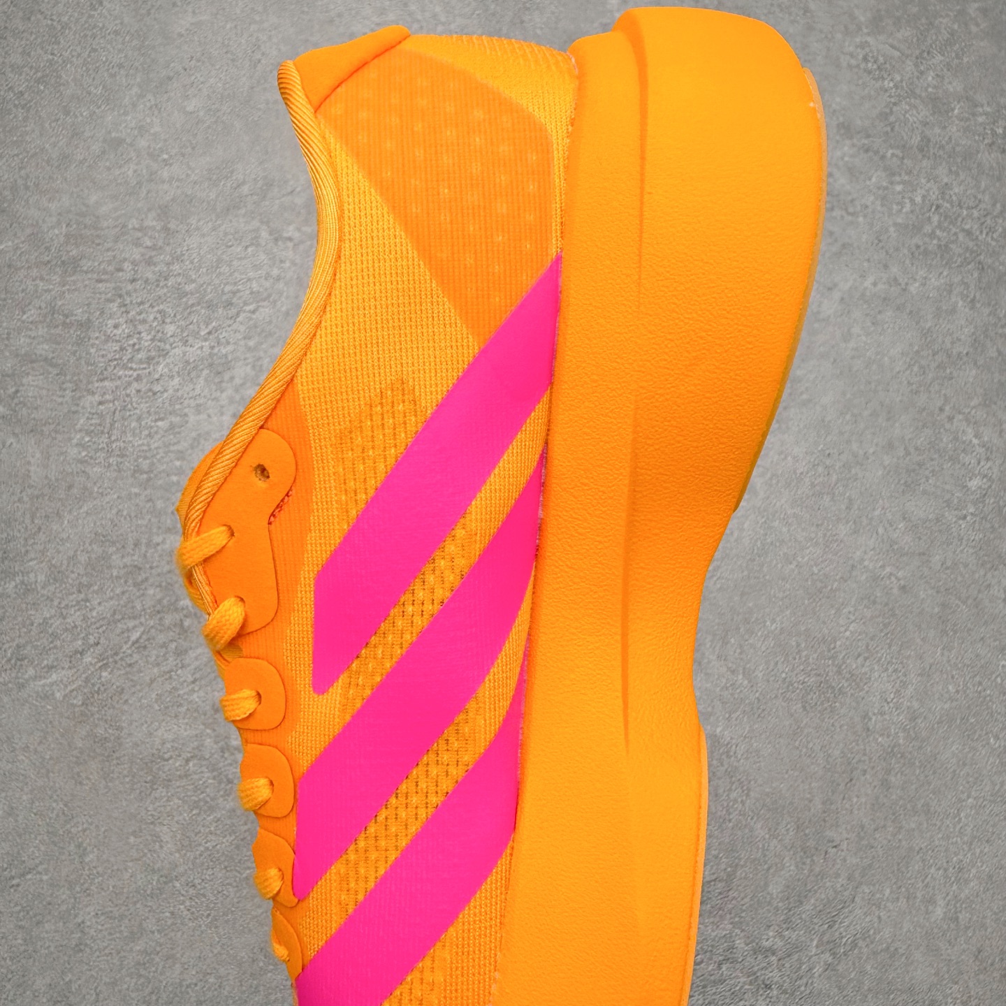 图片[7]-AD Adizero EVO SL 马拉松竞速专业跑鞋 CELERMESH针织网面非常轻薄 纤维间的缝隙很大 可以保证跑步时的透气、排汗效果 鞋舌直接与两侧的内衬和鞋底连接在一起 在跑步过程中不会被鞋舌的左右移动所困扰 在标准鞋带孔的基础上再拓宽一组鞋带孔 适合不同脚型的需求 突破性 EnergyRods 技术，有助于跑者实现更好的成绩 中底独特的LIGHTSTRIKE PRO泡棉材质 微弹感觉在跑步过程中给予了良好的支撑体验 对于顶级精英和高水平进阶跑者来说 ADIOS PRO是一双值得信赖的竞速比赛用鞋 尺码：36 36.5 37.5 38 38.5 39 40 40.5 41 42 42.5 43 44 44.5 45-选品中心