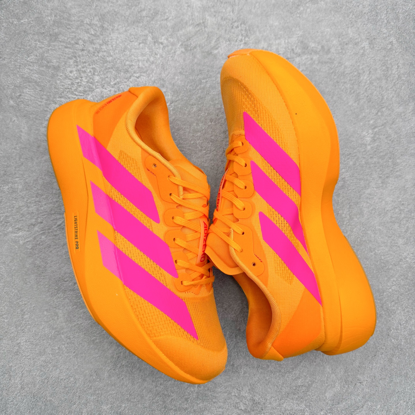 图片[3]-AD Adizero EVO SL 马拉松竞速专业跑鞋 CELERMESH针织网面非常轻薄 纤维间的缝隙很大 可以保证跑步时的透气、排汗效果 鞋舌直接与两侧的内衬和鞋底连接在一起 在跑步过程中不会被鞋舌的左右移动所困扰 在标准鞋带孔的基础上再拓宽一组鞋带孔 适合不同脚型的需求 突破性 EnergyRods 技术，有助于跑者实现更好的成绩 中底独特的LIGHTSTRIKE PRO泡棉材质 微弹感觉在跑步过程中给予了良好的支撑体验 对于顶级精英和高水平进阶跑者来说 ADIOS PRO是一双值得信赖的竞速比赛用鞋 尺码：36 36.5 37.5 38 38.5 39 40 40.5 41 42 42.5 43 44 44.5 45-选品中心