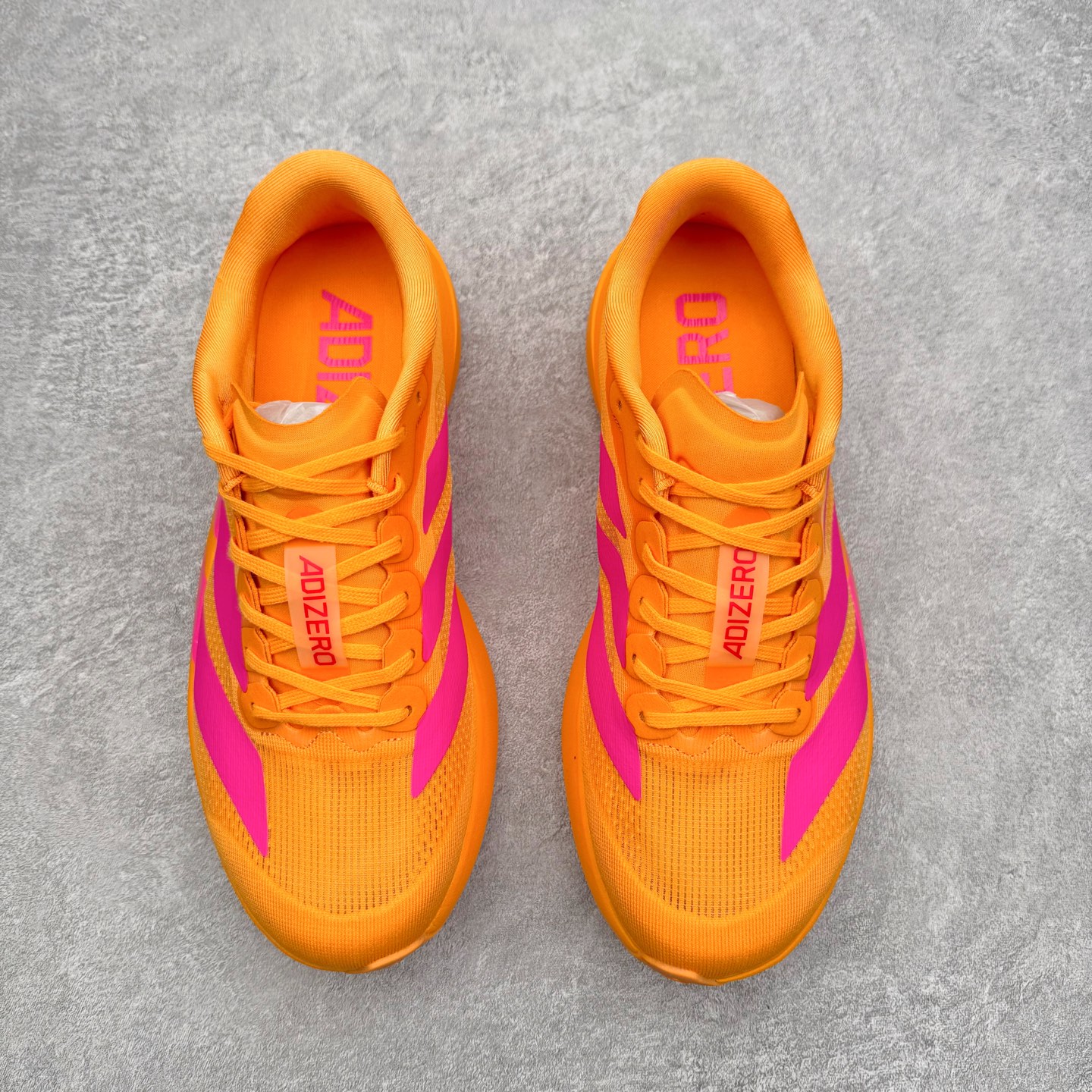 图片[2]-AD Adizero EVO SL 马拉松竞速专业跑鞋 CELERMESH针织网面非常轻薄 纤维间的缝隙很大 可以保证跑步时的透气、排汗效果 鞋舌直接与两侧的内衬和鞋底连接在一起 在跑步过程中不会被鞋舌的左右移动所困扰 在标准鞋带孔的基础上再拓宽一组鞋带孔 适合不同脚型的需求 突破性 EnergyRods 技术，有助于跑者实现更好的成绩 中底独特的LIGHTSTRIKE PRO泡棉材质 微弹感觉在跑步过程中给予了良好的支撑体验 对于顶级精英和高水平进阶跑者来说 ADIOS PRO是一双值得信赖的竞速比赛用鞋 尺码：36 36.5 37.5 38 38.5 39 40 40.5 41 42 42.5 43 44 44.5 45-选品中心