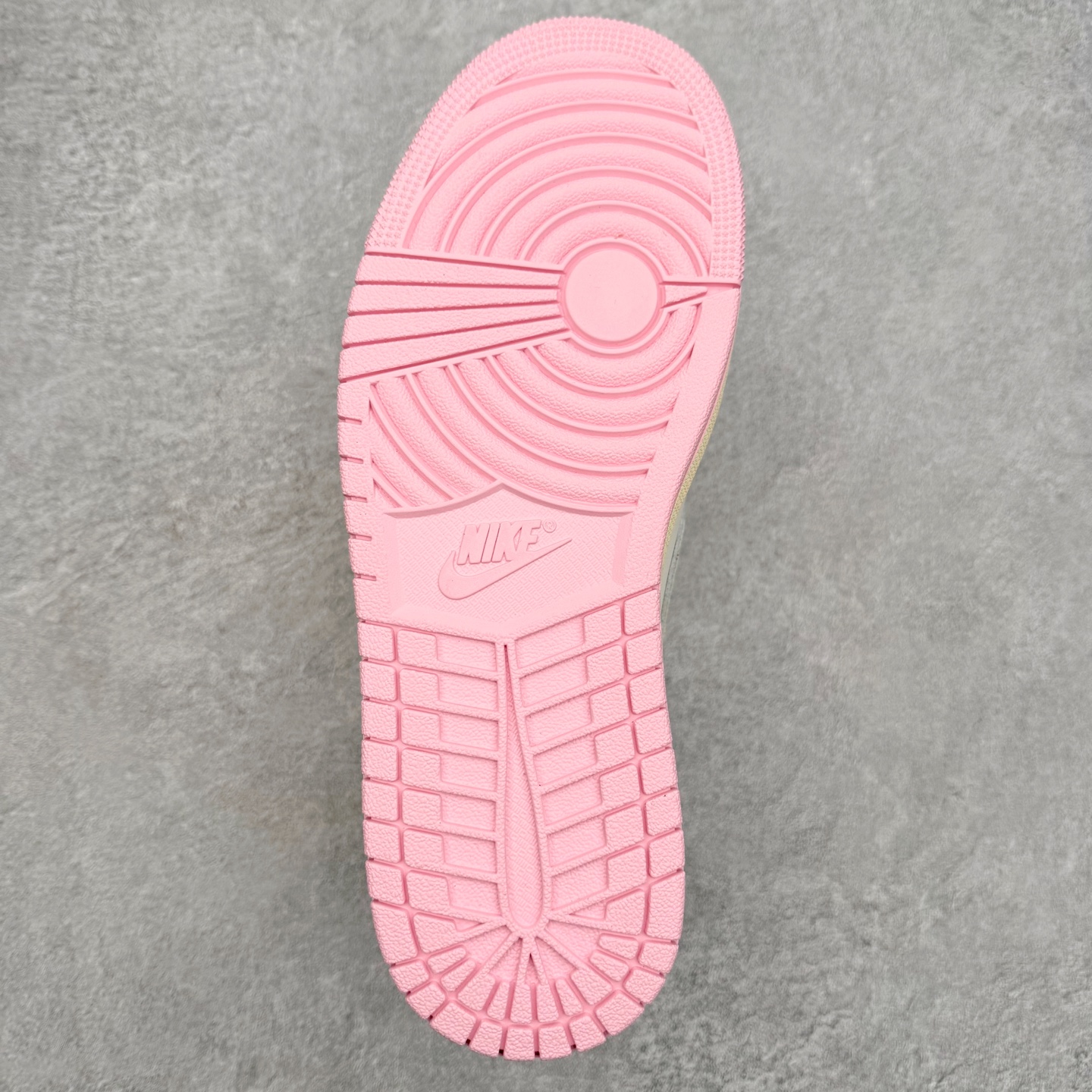 图片[9]-＃KZ神版莞产 Travis Scott x Air Jordan AJ1 Low OG SP TS联名倒钩低帮 米粉 DZ4137-700 全系列配色 外贸特供批次 新配色不断更新开发 市场中端王者 全套原纸板楦头开发 确保原汁原味 完美呈现一代版型 一比一鞋头弧度高度鞋身弧度 此版本只针对中端市场 细节品控鞋型随意秒杀市面同价位 鞋型完美 不臃肿别扭 头层皮料加持 用料绝不含糊 进口玻璃冲刀皮料裁剪零毛边 电脑针车工艺 超高鞋面清洁度 最高QC检验标准 控制溢胶瑕疵 原盒原配 飞翼3D高频深度立体 工艺方面大到整体鞋型 漏斗收腰 底线拉帮 LOGO立体程度 小到针眼排布 载片对称 冲孔效果 鞋标规范 鞋垫背胶等等 无一不是口碑收割 每双都是一个回头客 尺码：36 36.5 37.5 38 38.5 39 40 40.5 41 42 42.5 43 44 44.5 45 46 47.5-选品中心