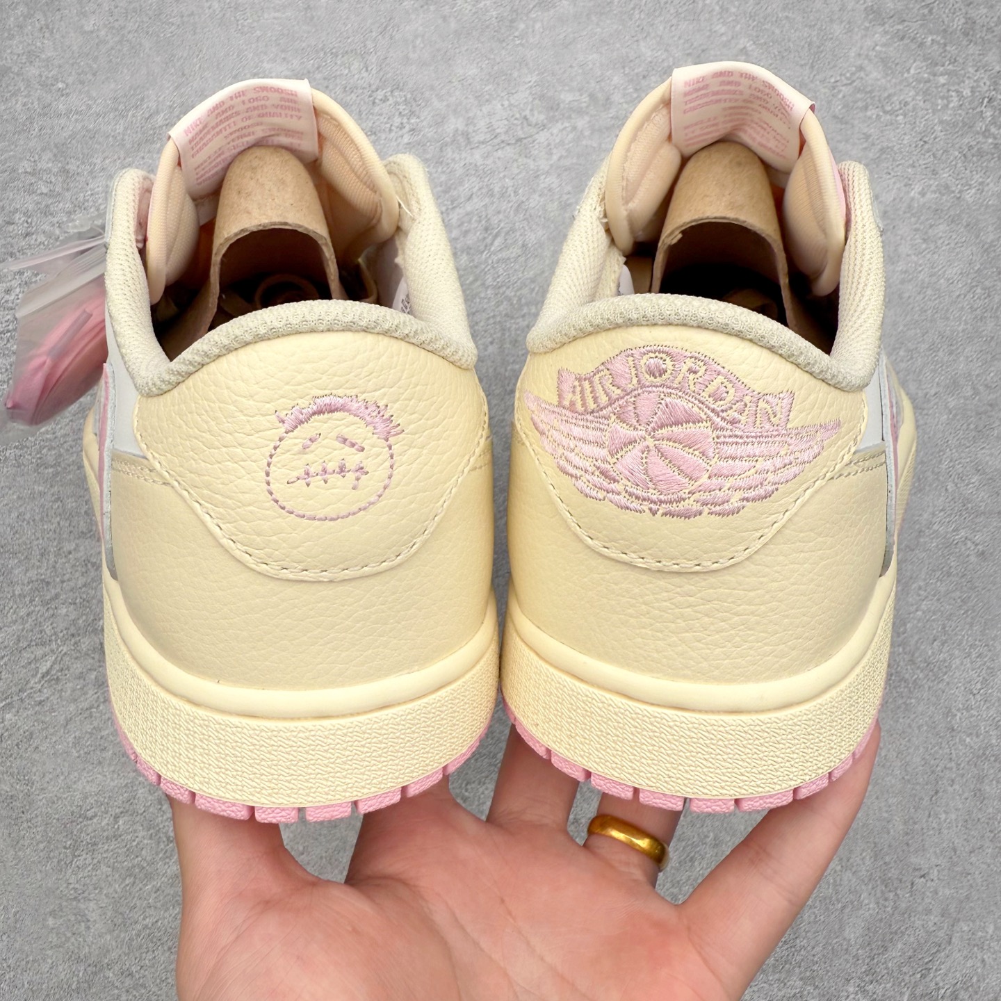 图片[8]-＃KZ神版莞产 Travis Scott x Air Jordan AJ1 Low OG SP TS联名倒钩低帮 米粉 DZ4137-700 全系列配色 外贸特供批次 新配色不断更新开发 市场中端王者 全套原纸板楦头开发 确保原汁原味 完美呈现一代版型 一比一鞋头弧度高度鞋身弧度 此版本只针对中端市场 细节品控鞋型随意秒杀市面同价位 鞋型完美 不臃肿别扭 头层皮料加持 用料绝不含糊 进口玻璃冲刀皮料裁剪零毛边 电脑针车工艺 超高鞋面清洁度 最高QC检验标准 控制溢胶瑕疵 原盒原配 飞翼3D高频深度立体 工艺方面大到整体鞋型 漏斗收腰 底线拉帮 LOGO立体程度 小到针眼排布 载片对称 冲孔效果 鞋标规范 鞋垫背胶等等 无一不是口碑收割 每双都是一个回头客 尺码：36 36.5 37.5 38 38.5 39 40 40.5 41 42 42.5 43 44 44.5 45 46 47.5-选品中心