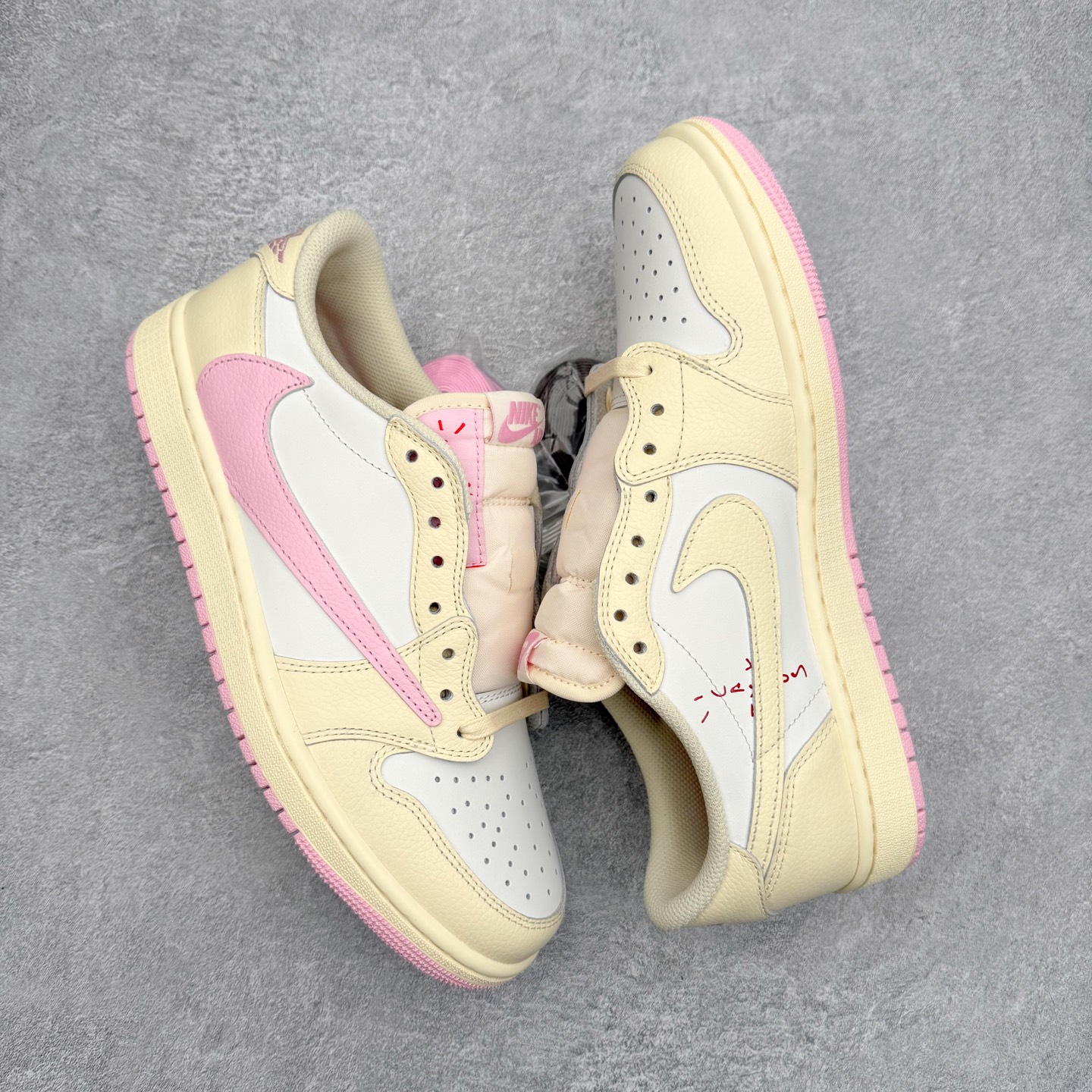 图片[3]-＃KZ神版莞产 Travis Scott x Air Jordan AJ1 Low OG SP TS联名倒钩低帮 米粉 DZ4137-700 全系列配色 外贸特供批次 新配色不断更新开发 市场中端王者 全套原纸板楦头开发 确保原汁原味 完美呈现一代版型 一比一鞋头弧度高度鞋身弧度 此版本只针对中端市场 细节品控鞋型随意秒杀市面同价位 鞋型完美 不臃肿别扭 头层皮料加持 用料绝不含糊 进口玻璃冲刀皮料裁剪零毛边 电脑针车工艺 超高鞋面清洁度 最高QC检验标准 控制溢胶瑕疵 原盒原配 飞翼3D高频深度立体 工艺方面大到整体鞋型 漏斗收腰 底线拉帮 LOGO立体程度 小到针眼排布 载片对称 冲孔效果 鞋标规范 鞋垫背胶等等 无一不是口碑收割 每双都是一个回头客 尺码：36 36.5 37.5 38 38.5 39 40 40.5 41 42 42.5 43 44 44.5 45 46 47.5-选品中心