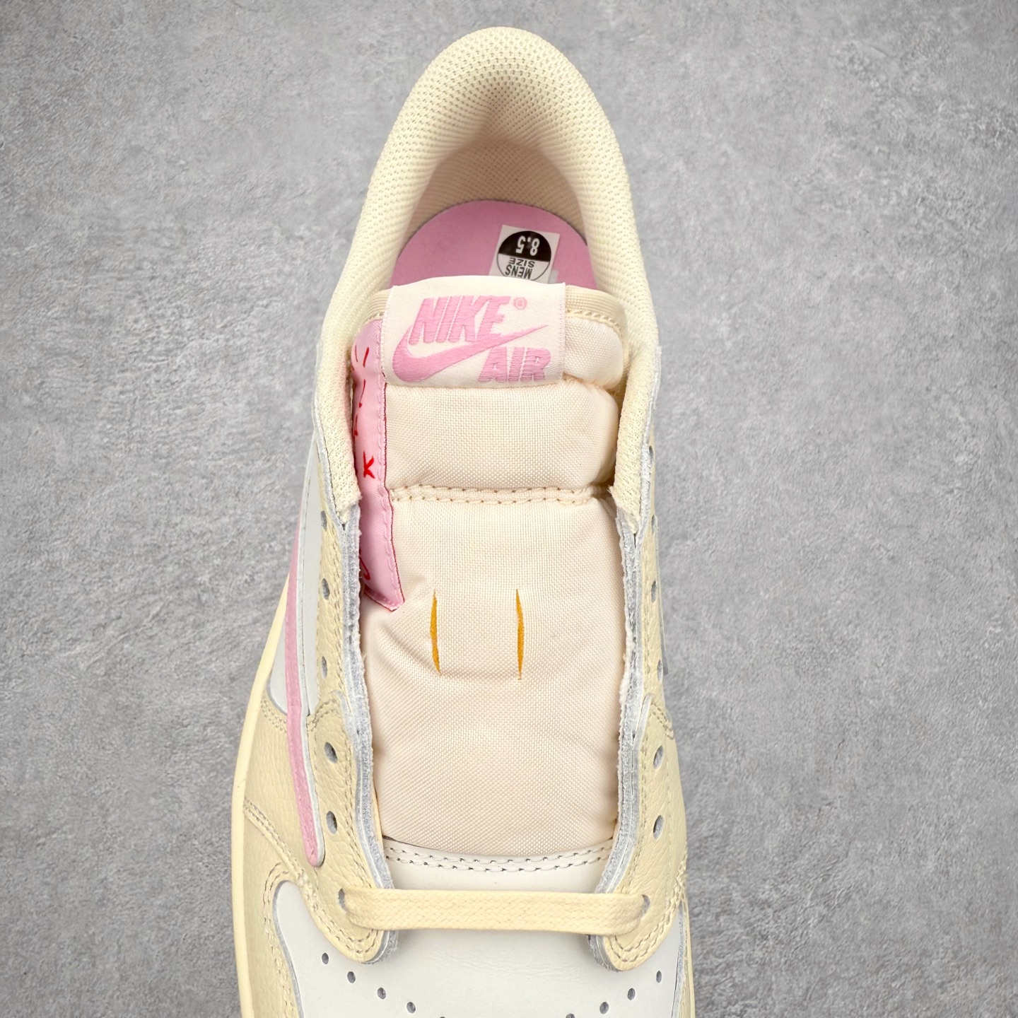 图片[5]-＃KZ神版莞产 Travis Scott x Air Jordan AJ1 Low OG SP TS联名倒钩低帮 米粉 DZ4137-700 全系列配色 外贸特供批次 新配色不断更新开发 市场中端王者 全套原纸板楦头开发 确保原汁原味 完美呈现一代版型 一比一鞋头弧度高度鞋身弧度 此版本只针对中端市场 细节品控鞋型随意秒杀市面同价位 鞋型完美 不臃肿别扭 头层皮料加持 用料绝不含糊 进口玻璃冲刀皮料裁剪零毛边 电脑针车工艺 超高鞋面清洁度 最高QC检验标准 控制溢胶瑕疵 原盒原配 飞翼3D高频深度立体 工艺方面大到整体鞋型 漏斗收腰 底线拉帮 LOGO立体程度 小到针眼排布 载片对称 冲孔效果 鞋标规范 鞋垫背胶等等 无一不是口碑收割 每双都是一个回头客 尺码：36 36.5 37.5 38 38.5 39 40 40.5 41 42 42.5 43 44 44.5 45 46 47.5-选品中心