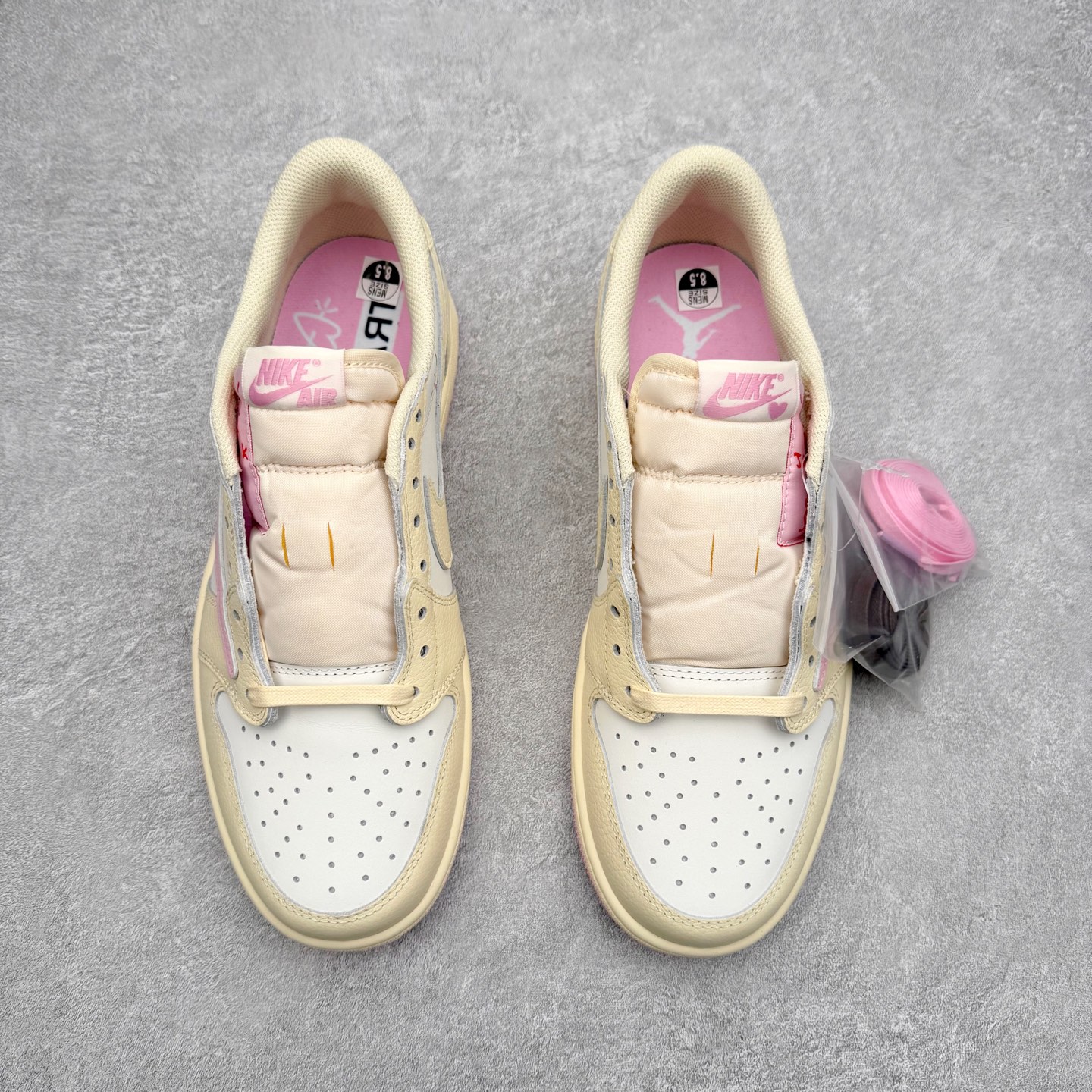 图片[2]-＃KZ神版莞产 Travis Scott x Air Jordan AJ1 Low OG SP TS联名倒钩低帮 米粉 DZ4137-700 全系列配色 外贸特供批次 新配色不断更新开发 市场中端王者 全套原纸板楦头开发 确保原汁原味 完美呈现一代版型 一比一鞋头弧度高度鞋身弧度 此版本只针对中端市场 细节品控鞋型随意秒杀市面同价位 鞋型完美 不臃肿别扭 头层皮料加持 用料绝不含糊 进口玻璃冲刀皮料裁剪零毛边 电脑针车工艺 超高鞋面清洁度 最高QC检验标准 控制溢胶瑕疵 原盒原配 飞翼3D高频深度立体 工艺方面大到整体鞋型 漏斗收腰 底线拉帮 LOGO立体程度 小到针眼排布 载片对称 冲孔效果 鞋标规范 鞋垫背胶等等 无一不是口碑收割 每双都是一个回头客 尺码：36 36.5 37.5 38 38.5 39 40 40.5 41 42 42.5 43 44 44.5 45 46 47.5-选品中心