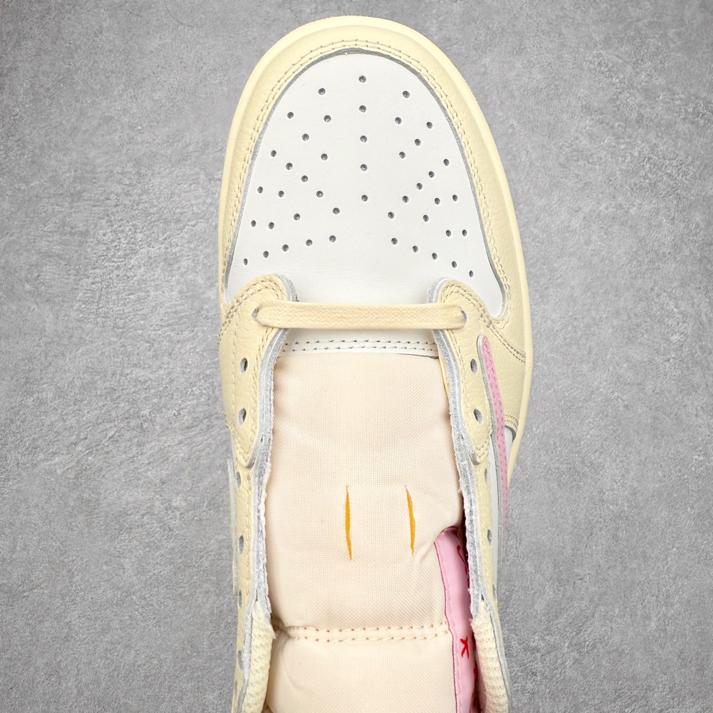 图片[4]-＃KZ神版莞产 Travis Scott x Air Jordan AJ1 Low OG SP TS联名倒钩低帮 米粉 DZ4137-700 全系列配色 外贸特供批次 新配色不断更新开发 市场中端王者 全套原纸板楦头开发 确保原汁原味 完美呈现一代版型 一比一鞋头弧度高度鞋身弧度 此版本只针对中端市场 细节品控鞋型随意秒杀市面同价位 鞋型完美 不臃肿别扭 头层皮料加持 用料绝不含糊 进口玻璃冲刀皮料裁剪零毛边 电脑针车工艺 超高鞋面清洁度 最高QC检验标准 控制溢胶瑕疵 原盒原配 飞翼3D高频深度立体 工艺方面大到整体鞋型 漏斗收腰 底线拉帮 LOGO立体程度 小到针眼排布 载片对称 冲孔效果 鞋标规范 鞋垫背胶等等 无一不是口碑收割 每双都是一个回头客 尺码：36 36.5 37.5 38 38.5 39 40 40.5 41 42 42.5 43 44 44.5 45 46 47.5-选品中心