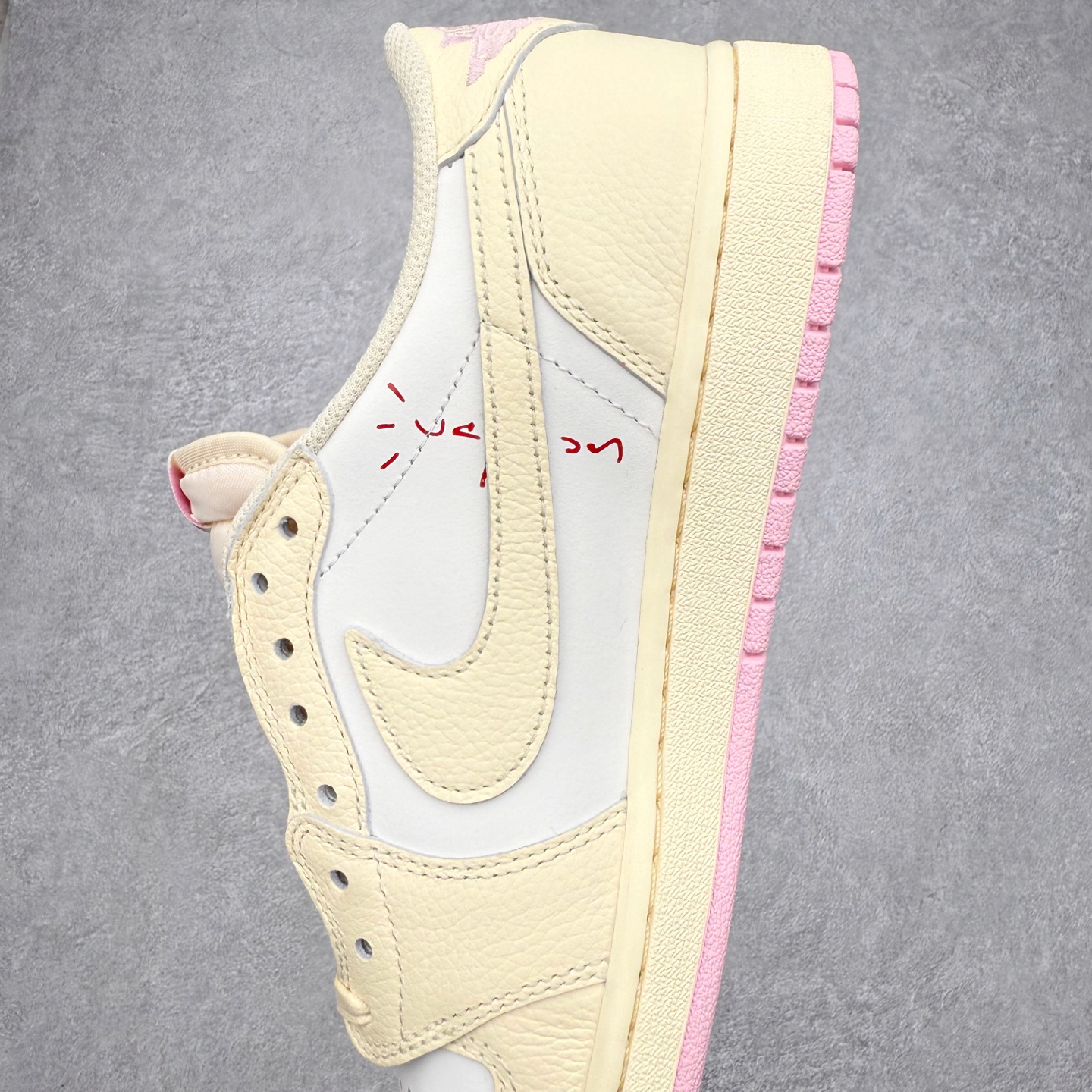 图片[7]-＃KZ神版莞产 Travis Scott x Air Jordan AJ1 Low OG SP TS联名倒钩低帮 米粉 DZ4137-700 全系列配色 外贸特供批次 新配色不断更新开发 市场中端王者 全套原纸板楦头开发 确保原汁原味 完美呈现一代版型 一比一鞋头弧度高度鞋身弧度 此版本只针对中端市场 细节品控鞋型随意秒杀市面同价位 鞋型完美 不臃肿别扭 头层皮料加持 用料绝不含糊 进口玻璃冲刀皮料裁剪零毛边 电脑针车工艺 超高鞋面清洁度 最高QC检验标准 控制溢胶瑕疵 原盒原配 飞翼3D高频深度立体 工艺方面大到整体鞋型 漏斗收腰 底线拉帮 LOGO立体程度 小到针眼排布 载片对称 冲孔效果 鞋标规范 鞋垫背胶等等 无一不是口碑收割 每双都是一个回头客 尺码：36 36.5 37.5 38 38.5 39 40 40.5 41 42 42.5 43 44 44.5 45 46 47.5-选品中心