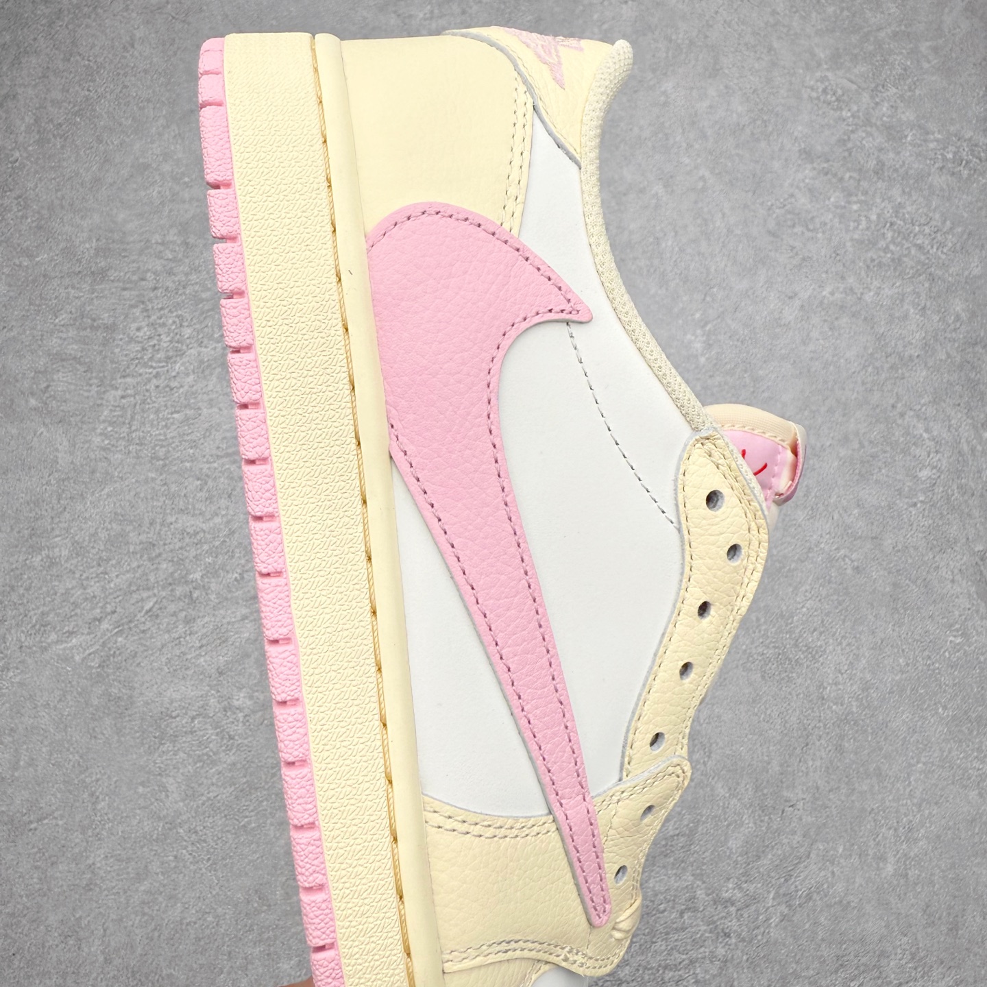 图片[6]-＃KZ神版莞产 Travis Scott x Air Jordan AJ1 Low OG SP TS联名倒钩低帮 米粉 DZ4137-700 全系列配色 外贸特供批次 新配色不断更新开发 市场中端王者 全套原纸板楦头开发 确保原汁原味 完美呈现一代版型 一比一鞋头弧度高度鞋身弧度 此版本只针对中端市场 细节品控鞋型随意秒杀市面同价位 鞋型完美 不臃肿别扭 头层皮料加持 用料绝不含糊 进口玻璃冲刀皮料裁剪零毛边 电脑针车工艺 超高鞋面清洁度 最高QC检验标准 控制溢胶瑕疵 原盒原配 飞翼3D高频深度立体 工艺方面大到整体鞋型 漏斗收腰 底线拉帮 LOGO立体程度 小到针眼排布 载片对称 冲孔效果 鞋标规范 鞋垫背胶等等 无一不是口碑收割 每双都是一个回头客 尺码：36 36.5 37.5 38 38.5 39 40 40.5 41 42 42.5 43 44 44.5 45 46 47.5-选品中心