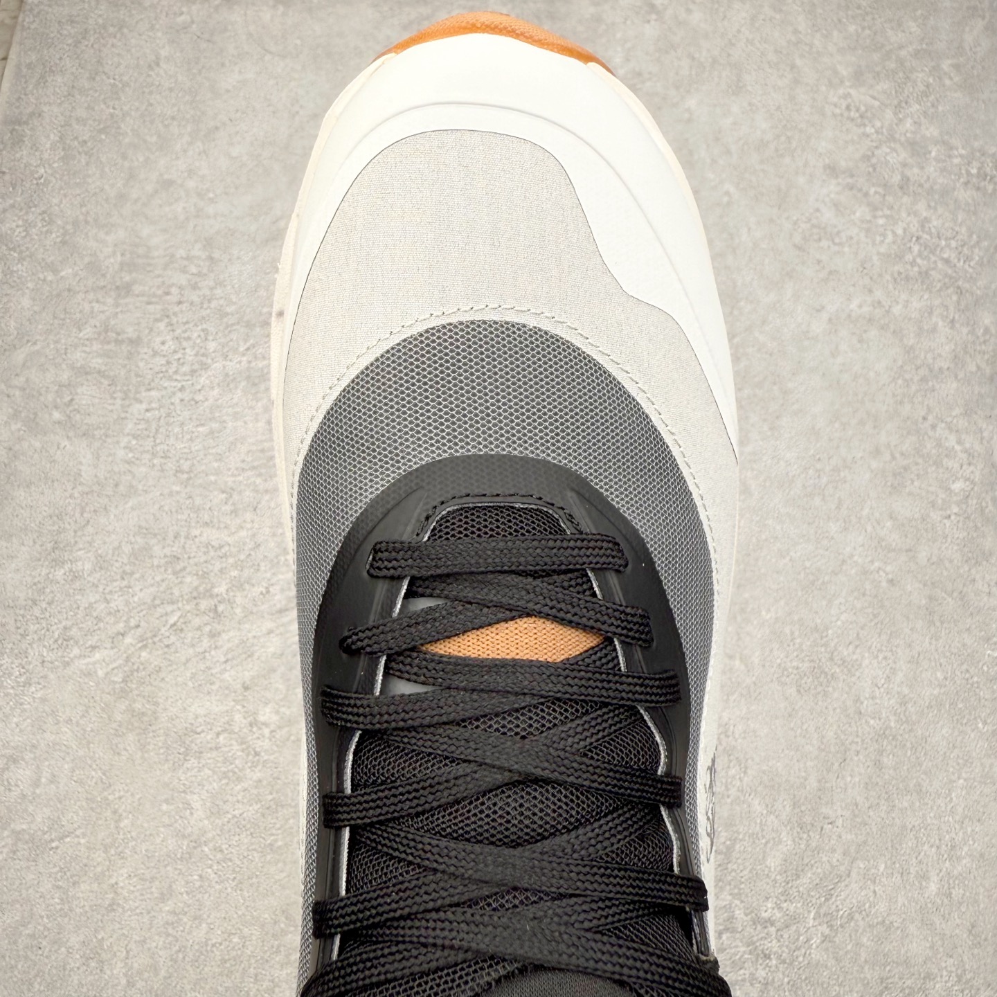 图片[4]-LOEWE x On Cloudtilt 2.0 昂跑罗意威联名 圆头系带生活休闲鞋 此运动品牌 开创于2010年 缓震着陆、强效回弹、轻柔质感的设计构思始终是ON研制关键 与此同时基于“为全球提供革新性的跑步感受”信念 陆续推出了多款跑鞋及其以专业运动人体跑步工程学为设计关键的功能性跑步服饰设备 让跑者不费力气地畅快畅跑 尺码：36 36.5 37.5 38 38.5 39 40 40.5 41 42 42.5 43 44 44.5 45-选品中心