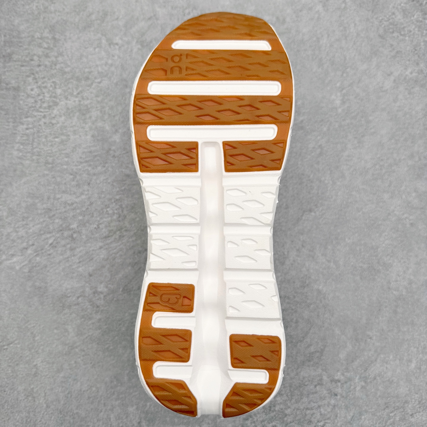 图片[9]-LOEWE x On Cloudtilt 2.0 昂跑罗意威联名 圆头系带生活休闲鞋 此运动品牌 开创于2010年 缓震着陆、强效回弹、轻柔质感的设计构思始终是ON研制关键 与此同时基于“为全球提供革新性的跑步感受”信念 陆续推出了多款跑鞋及其以专业运动人体跑步工程学为设计关键的功能性跑步服饰设备 让跑者不费力气地畅快畅跑 尺码：36 36.5 37.5 38 38.5 39 40 40.5 41 42 42.5 43 44 44.5 45-选品中心