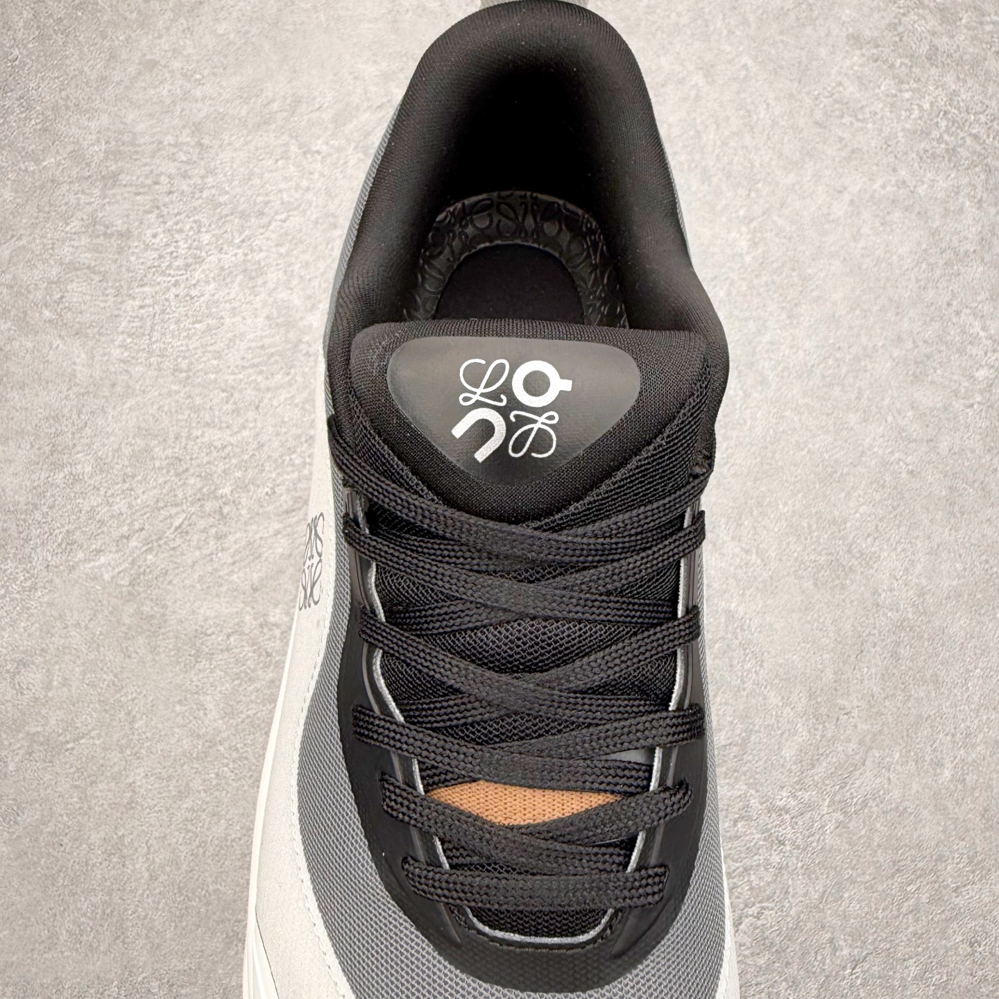 图片[5]-LOEWE x On Cloudtilt 2.0 昂跑罗意威联名 圆头系带生活休闲鞋 此运动品牌 开创于2010年 缓震着陆、强效回弹、轻柔质感的设计构思始终是ON研制关键 与此同时基于“为全球提供革新性的跑步感受”信念 陆续推出了多款跑鞋及其以专业运动人体跑步工程学为设计关键的功能性跑步服饰设备 让跑者不费力气地畅快畅跑 尺码：36 36.5 37.5 38 38.5 39 40 40.5 41 42 42.5 43 44 44.5 45-选品中心