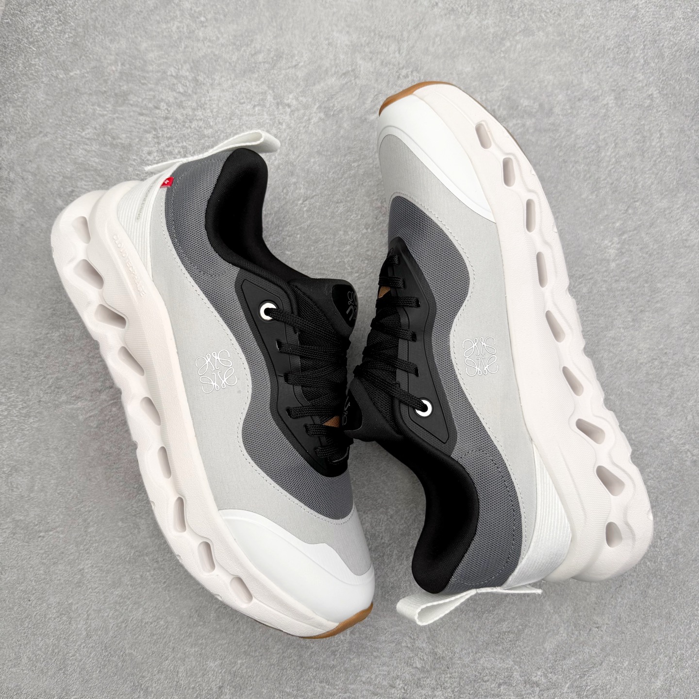 图片[3]-LOEWE x On Cloudtilt 2.0 昂跑罗意威联名 圆头系带生活休闲鞋 此运动品牌 开创于2010年 缓震着陆、强效回弹、轻柔质感的设计构思始终是ON研制关键 与此同时基于“为全球提供革新性的跑步感受”信念 陆续推出了多款跑鞋及其以专业运动人体跑步工程学为设计关键的功能性跑步服饰设备 让跑者不费力气地畅快畅跑 尺码：36 36.5 37.5 38 38.5 39 40 40.5 41 42 42.5 43 44 44.5 45-选品中心