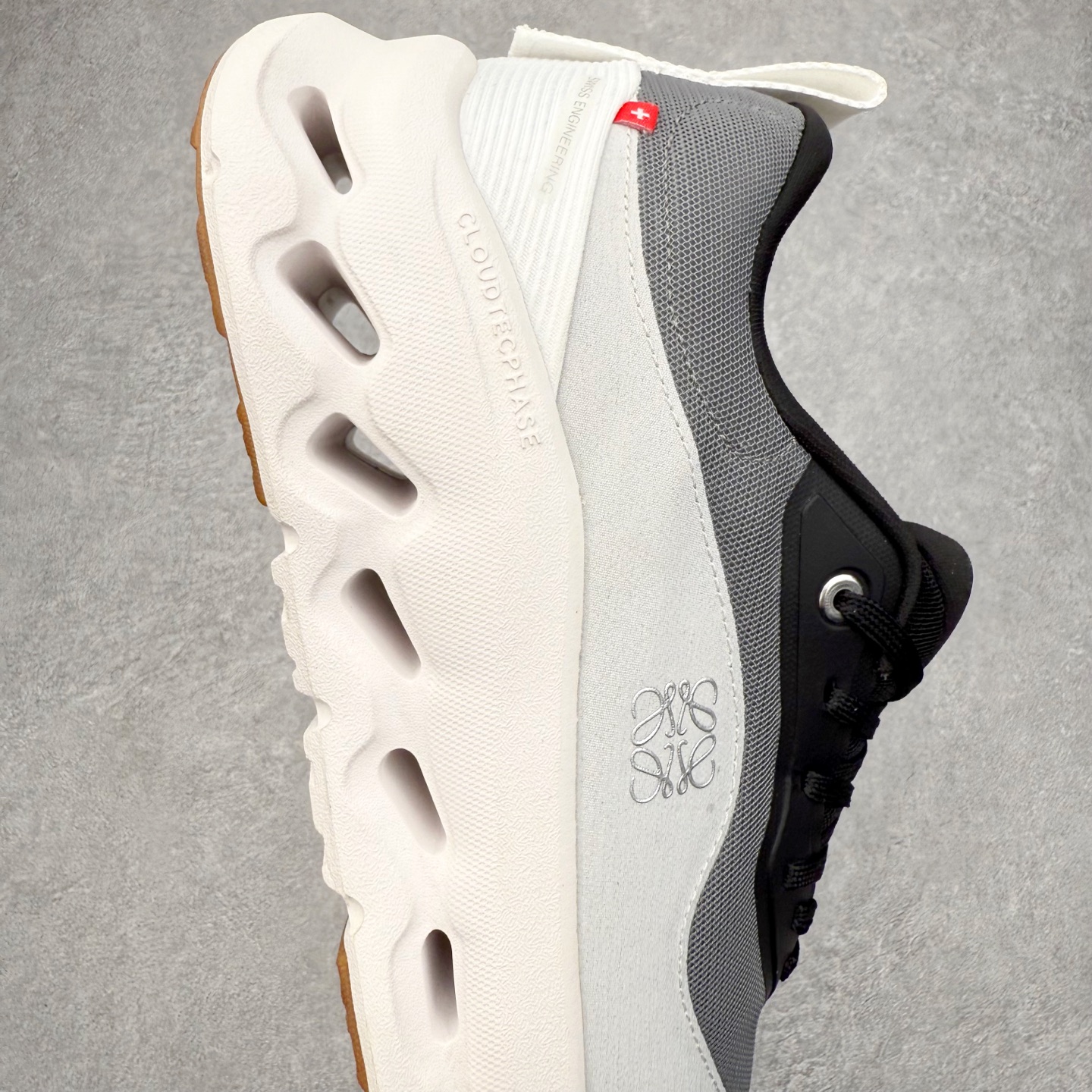 图片[6]-LOEWE x On Cloudtilt 2.0 昂跑罗意威联名 圆头系带生活休闲鞋 此运动品牌 开创于2010年 缓震着陆、强效回弹、轻柔质感的设计构思始终是ON研制关键 与此同时基于“为全球提供革新性的跑步感受”信念 陆续推出了多款跑鞋及其以专业运动人体跑步工程学为设计关键的功能性跑步服饰设备 让跑者不费力气地畅快畅跑 尺码：36 36.5 37.5 38 38.5 39 40 40.5 41 42 42.5 43 44 44.5 45-选品中心