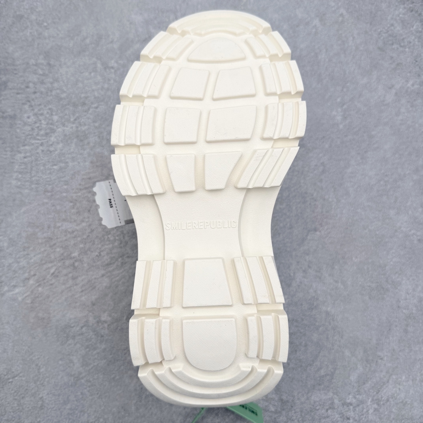 图片[9]-SMILEREPUBLIC 三周年\\r檀健次老爹鞋2.0系列 重磅来袭👏\\r采用了 水洗布 TPU贴盒大底 \\r厚底7cm大底轻盈又增高💯\\r厚底软得像是自带弹簧 鞋型把整条腿衬得特别秀气 配中筒袜瞬间变身学院少女 感觉脖子以下全是腿 \\r小红书爆款 李昀锐、于文文、大鹏、痞幼、苏醒、刘畊宏老师等～众多明星纷纷上脚\\r尺码：35 36 37 38 39 40 41 42 43 44 45-选品中心