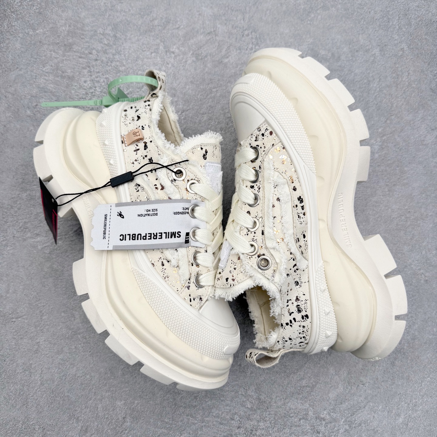 图片[3]-SMILEREPUBLIC 三周年\\r檀健次老爹鞋2.0系列 重磅来袭👏\\r采用了 水洗布 TPU贴盒大底 \\r厚底7cm大底轻盈又增高💯\\r厚底软得像是自带弹簧 鞋型把整条腿衬得特别秀气 配中筒袜瞬间变身学院少女 感觉脖子以下全是腿 \\r小红书爆款 李昀锐、于文文、大鹏、痞幼、苏醒、刘畊宏老师等～众多明星纷纷上脚\\r尺码：35 36 37 38 39 40 41 42 43 44 45-选品中心