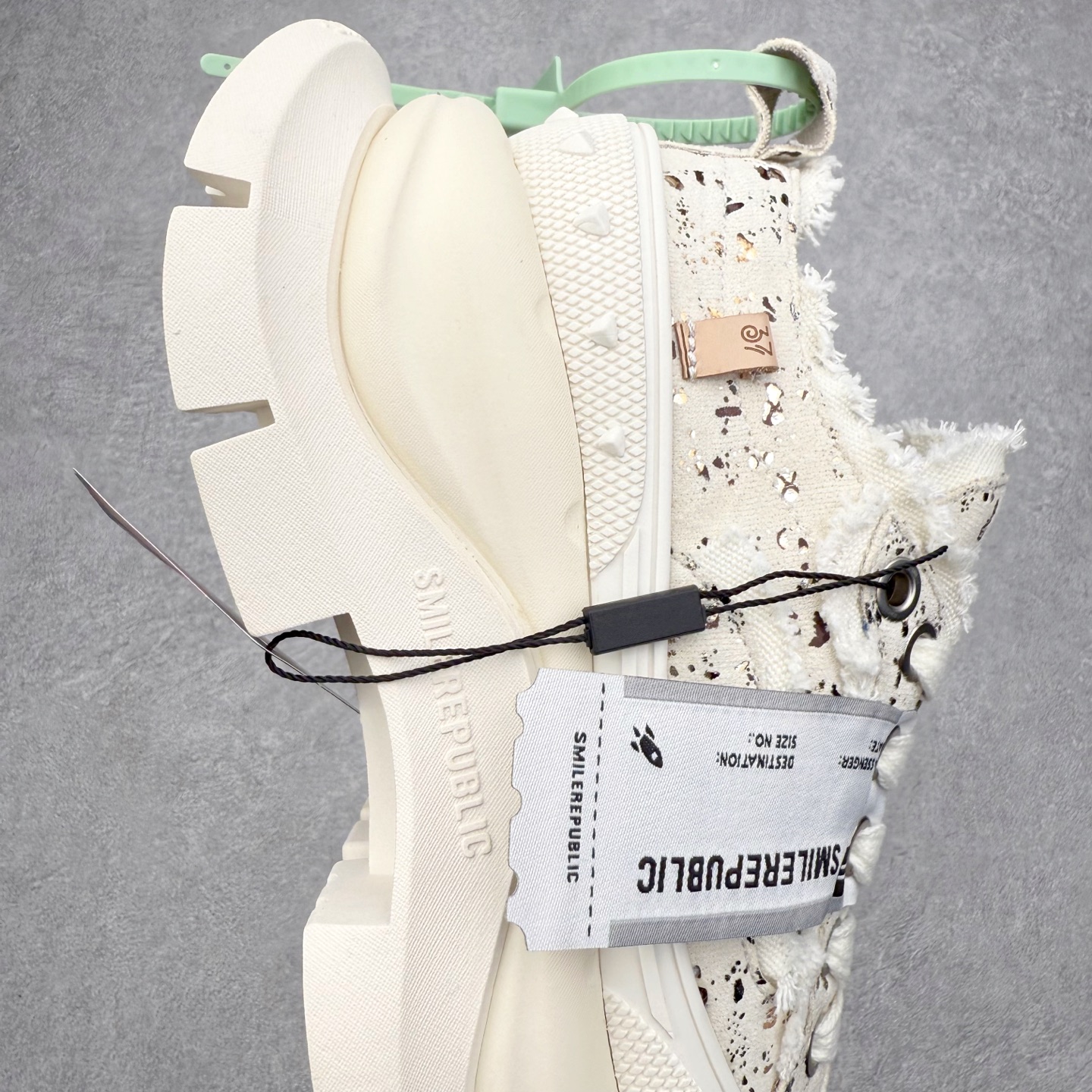 图片[6]-SMILEREPUBLIC 三周年\\r檀健次老爹鞋2.0系列 重磅来袭👏\\r采用了 水洗布 TPU贴盒大底 \\r厚底7cm大底轻盈又增高💯\\r厚底软得像是自带弹簧 鞋型把整条腿衬得特别秀气 配中筒袜瞬间变身学院少女 感觉脖子以下全是腿 \\r小红书爆款 李昀锐、于文文、大鹏、痞幼、苏醒、刘畊宏老师等～众多明星纷纷上脚\\r尺码：35 36 37 38 39 40 41 42 43 44 45-选品中心