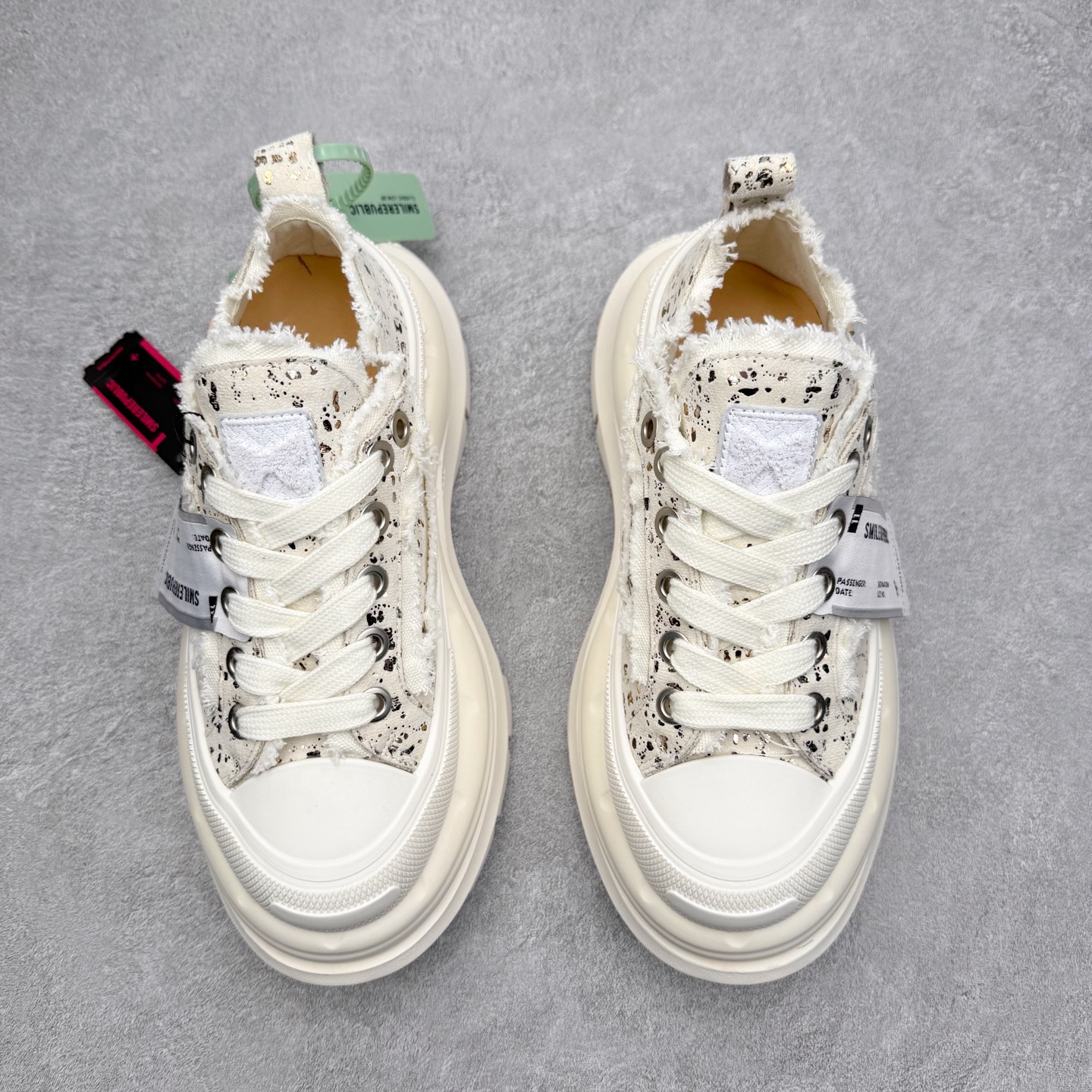 图片[2]-SMILEREPUBLIC 三周年\\r檀健次老爹鞋2.0系列 重磅来袭👏\\r采用了 水洗布 TPU贴盒大底 \\r厚底7cm大底轻盈又增高💯\\r厚底软得像是自带弹簧 鞋型把整条腿衬得特别秀气 配中筒袜瞬间变身学院少女 感觉脖子以下全是腿 \\r小红书爆款 李昀锐、于文文、大鹏、痞幼、苏醒、刘畊宏老师等～众多明星纷纷上脚\\r尺码：35 36 37 38 39 40 41 42 43 44 45-选品中心