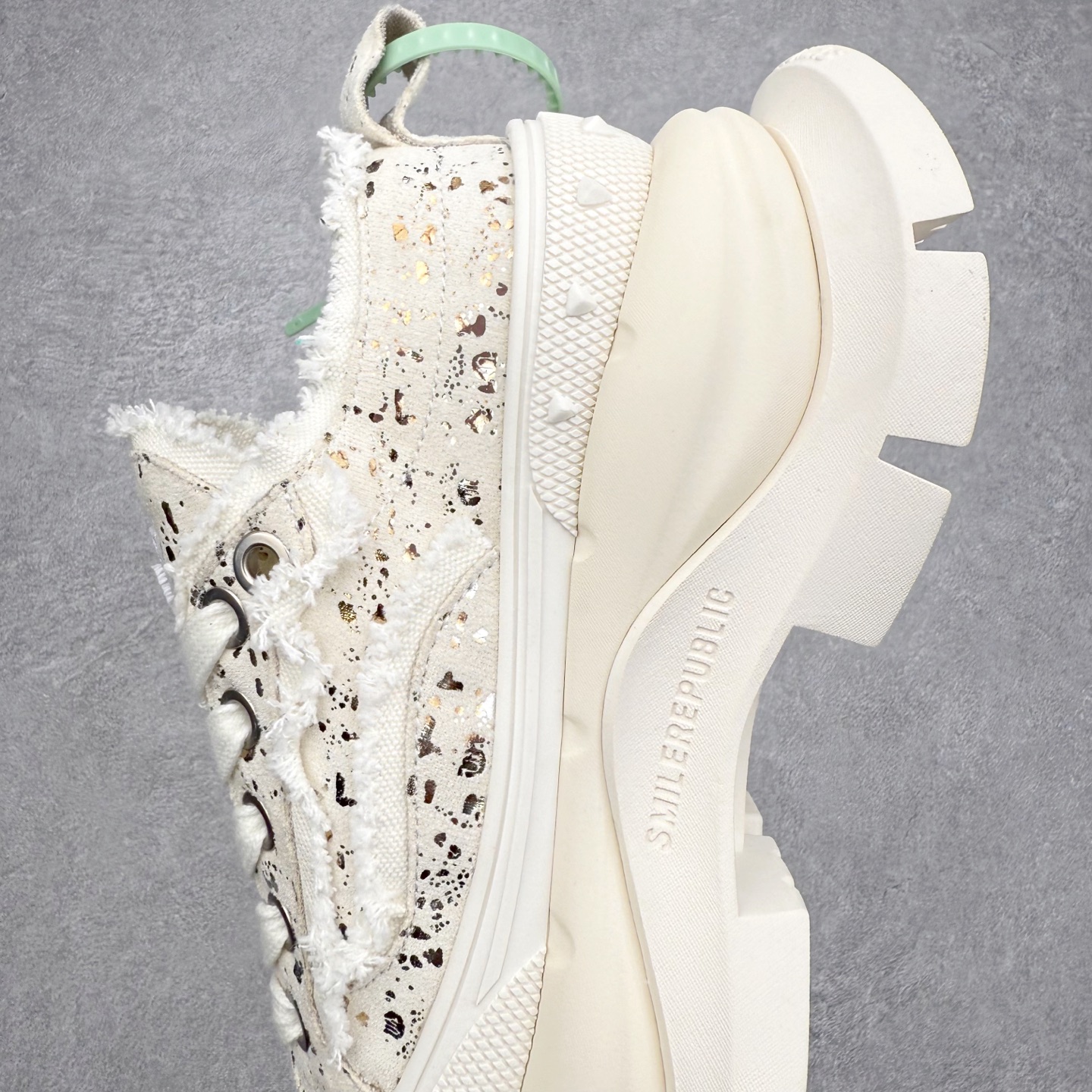 图片[7]-SMILEREPUBLIC 三周年\\r檀健次老爹鞋2.0系列 重磅来袭👏\\r采用了 水洗布 TPU贴盒大底 \\r厚底7cm大底轻盈又增高💯\\r厚底软得像是自带弹簧 鞋型把整条腿衬得特别秀气 配中筒袜瞬间变身学院少女 感觉脖子以下全是腿 \\r小红书爆款 李昀锐、于文文、大鹏、痞幼、苏醒、刘畊宏老师等～众多明星纷纷上脚\\r尺码：35 36 37 38 39 40 41 42 43 44 45-选品中心